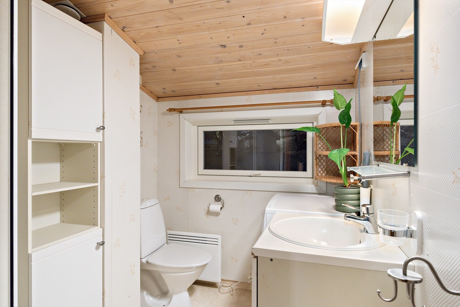 På badet på hybelen er det i tillegg til innredning gulvmontert toalett, dusjkabinett og opplegg for vaskemaskin Galleribilde