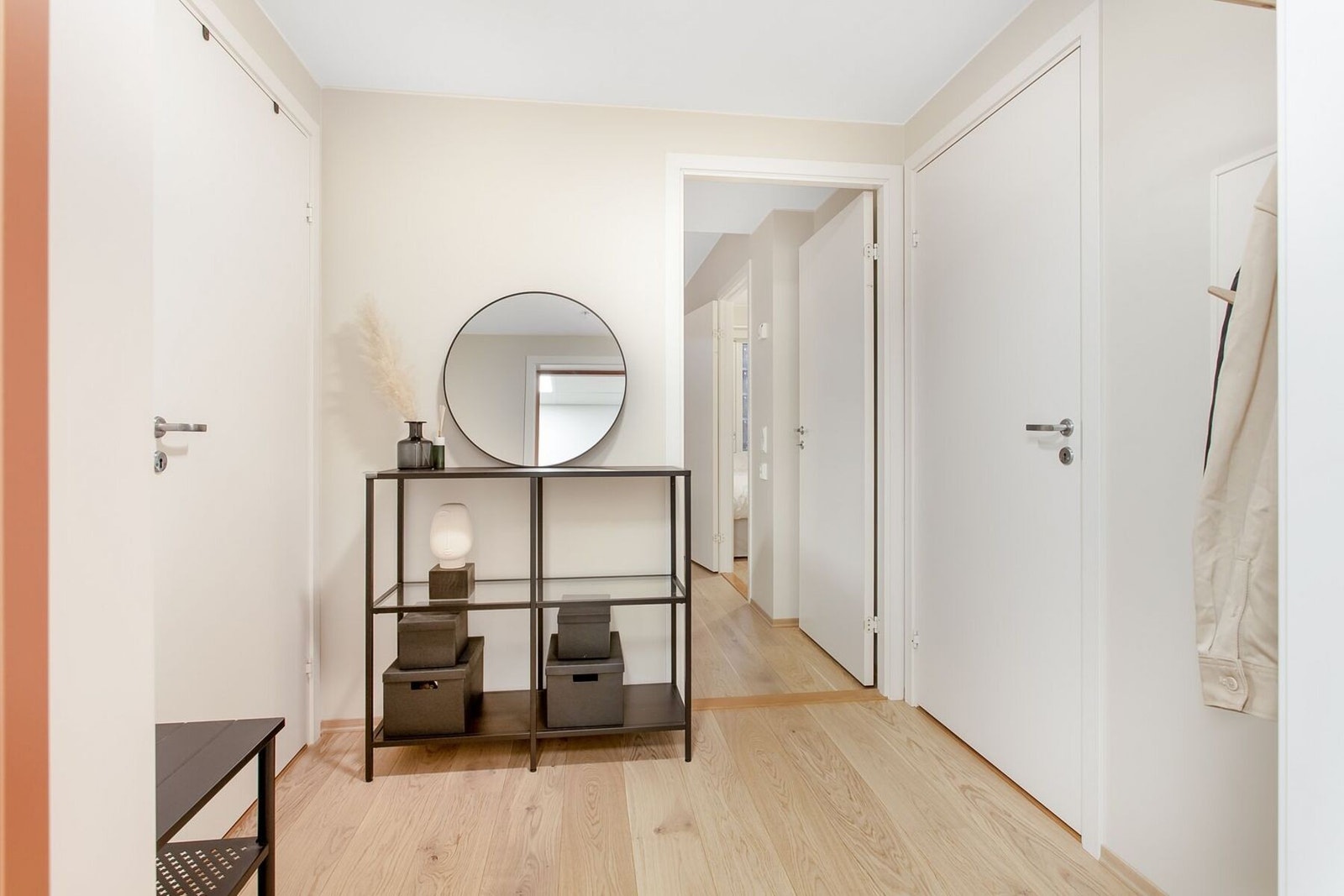 Romslig gang/entré. Galleribilde
