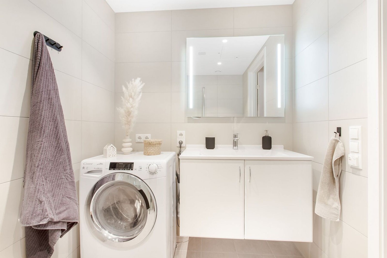 Badet har gulvvarme og opplegg til vaskemaskin. Galleribilde