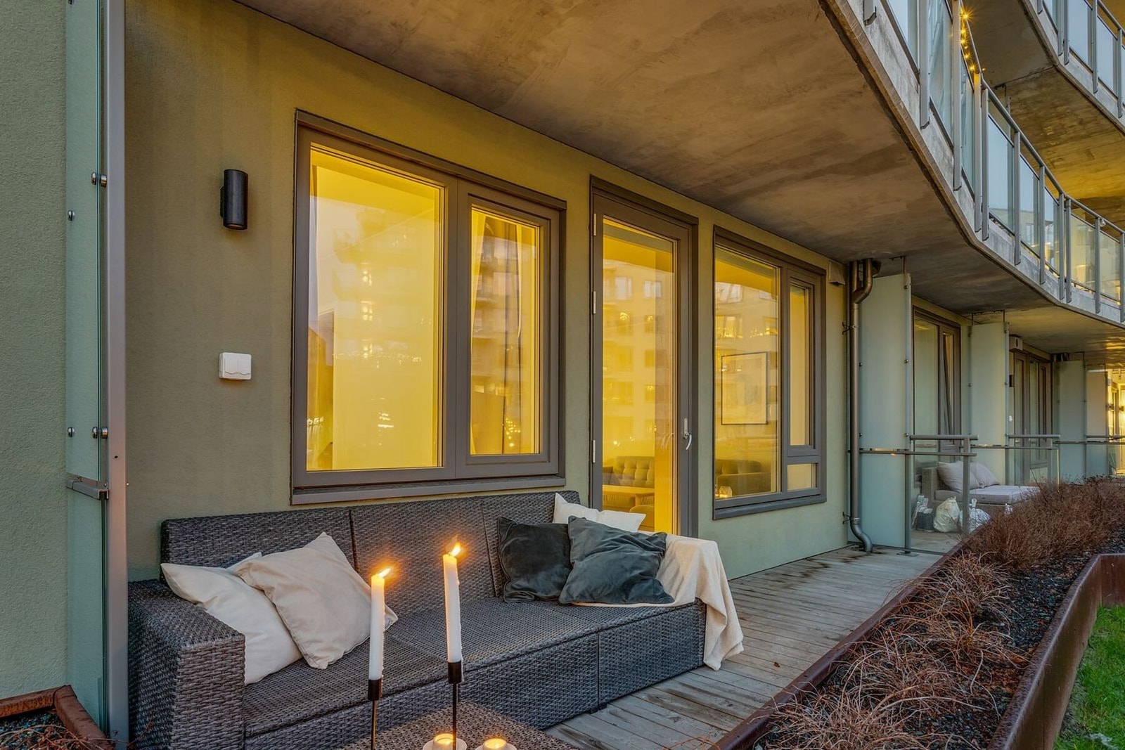 Terrasse vendt inn mot grønt fellesområde. Galleribilde