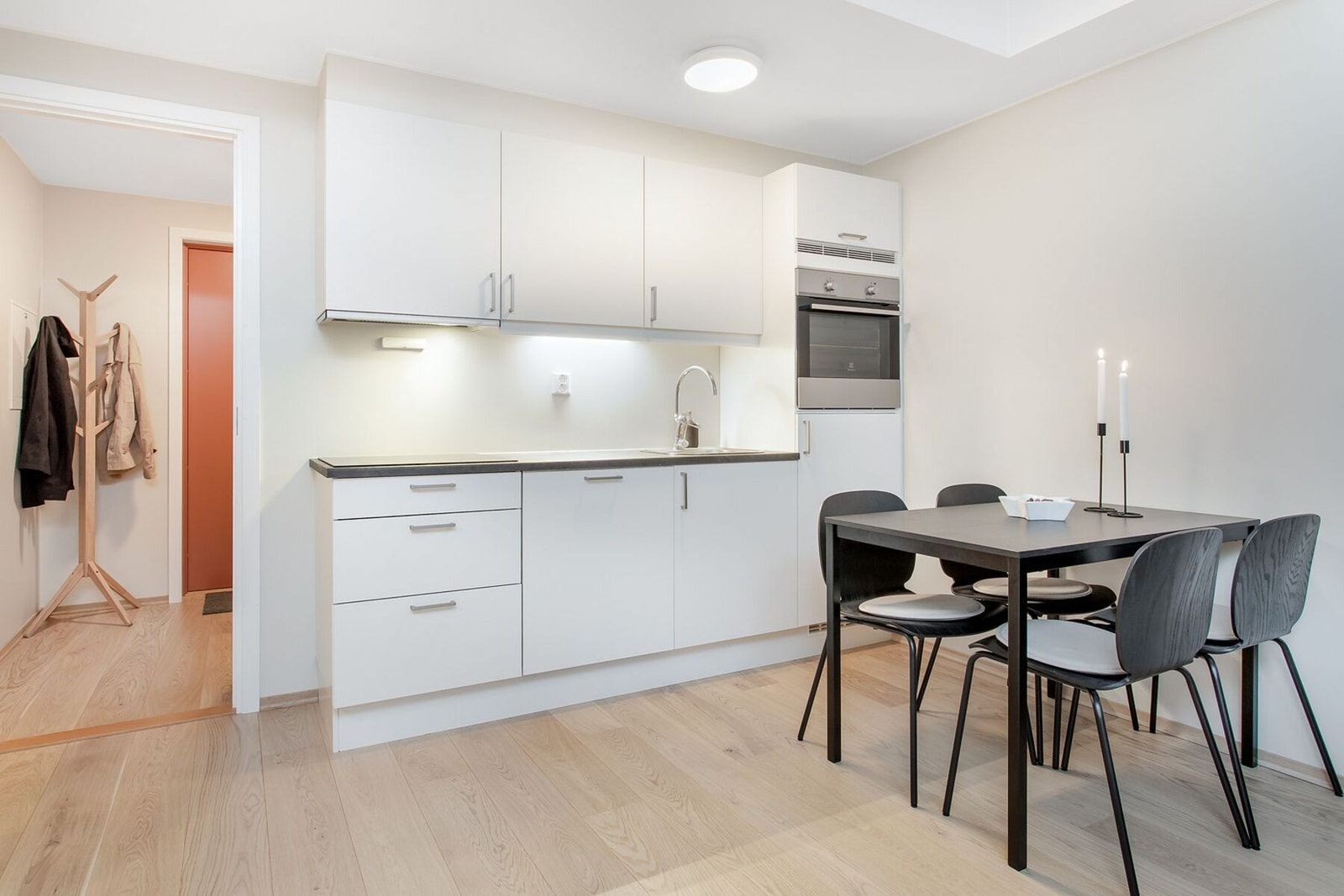 Plass til spisebord ved kjøkkenet. Galleribilde