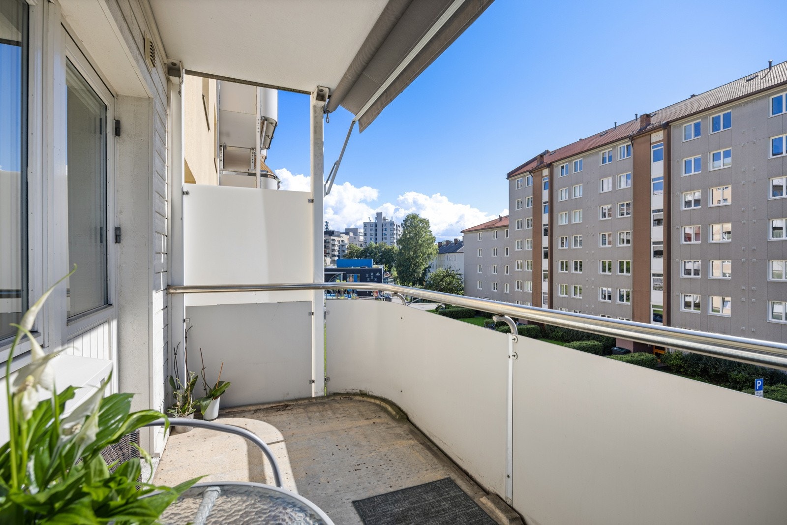 Det er montert markise, utebelysning og stikkontakt. Rekkverk av metall og plater. Galleribilde
