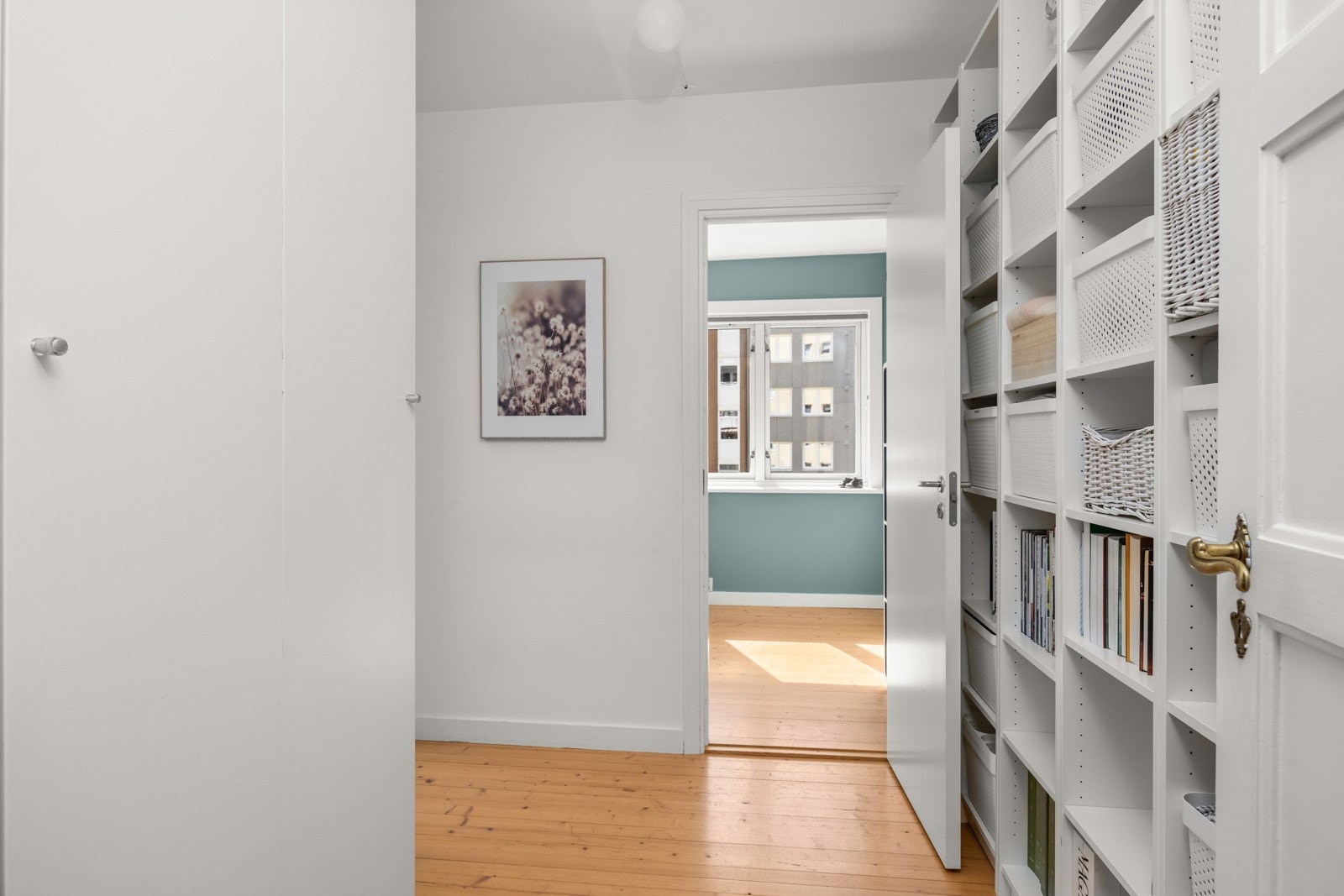 Mellomgang med smarte oppbevaringsløsninger. Galleribilde
