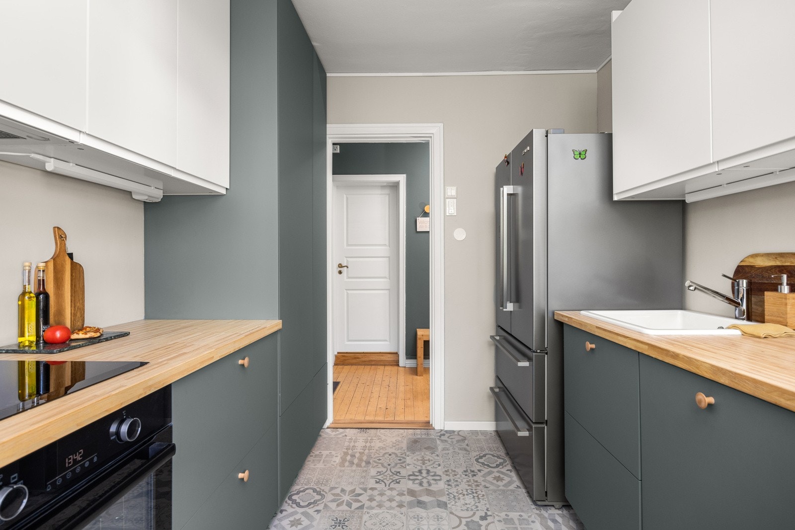 Lyse slette fronter og laminat benkeplate med nedfelt vask med ett-greps armatur Galleribilde