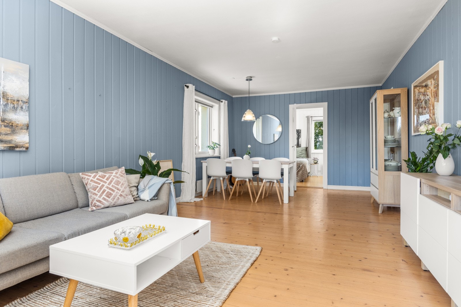 God plass til sofaseksjon, spisebord og tilhørende møblement. Galleribilde