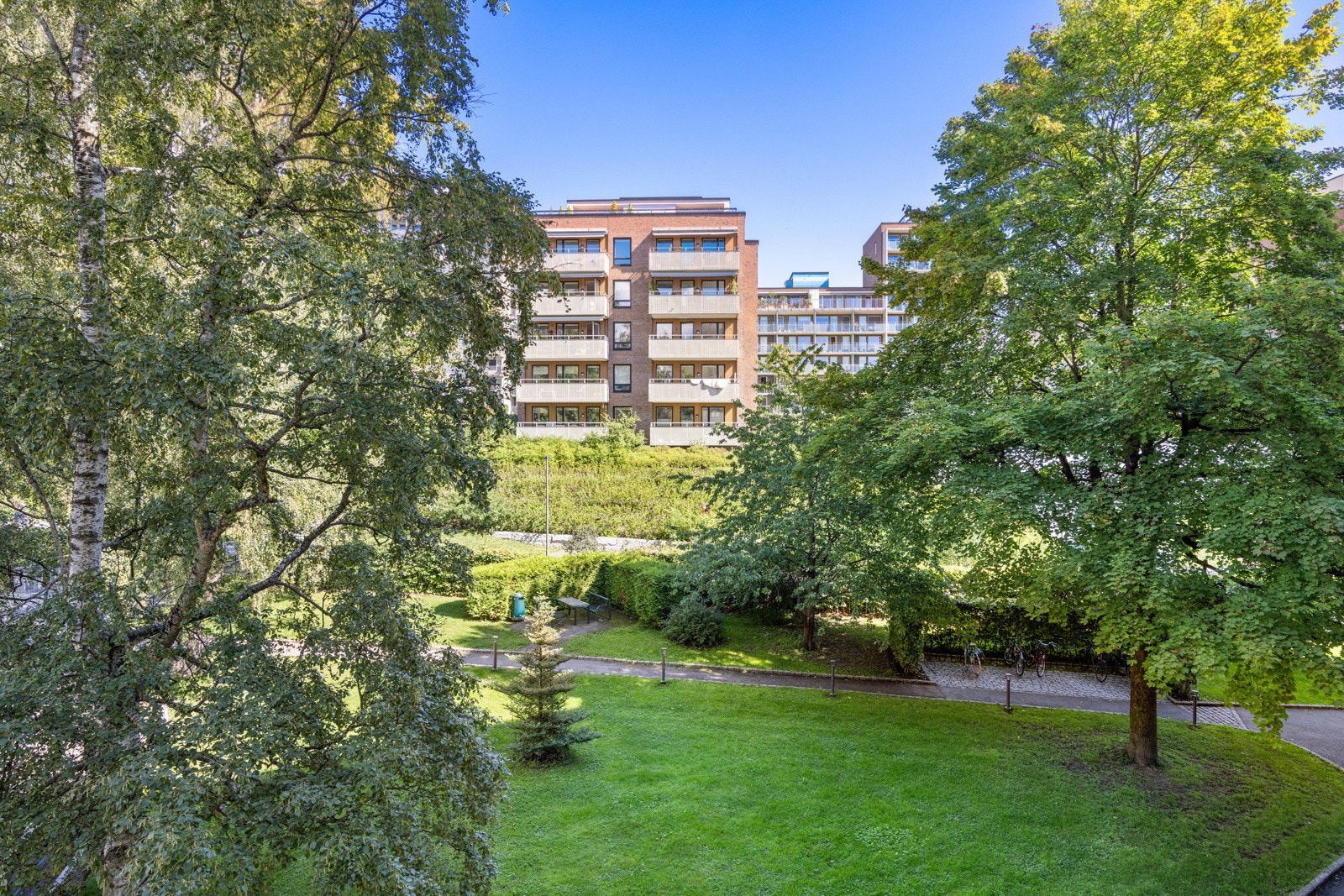 Opparbeidet gressplen, beplantning og sittegrupper for beboerne Galleribilde