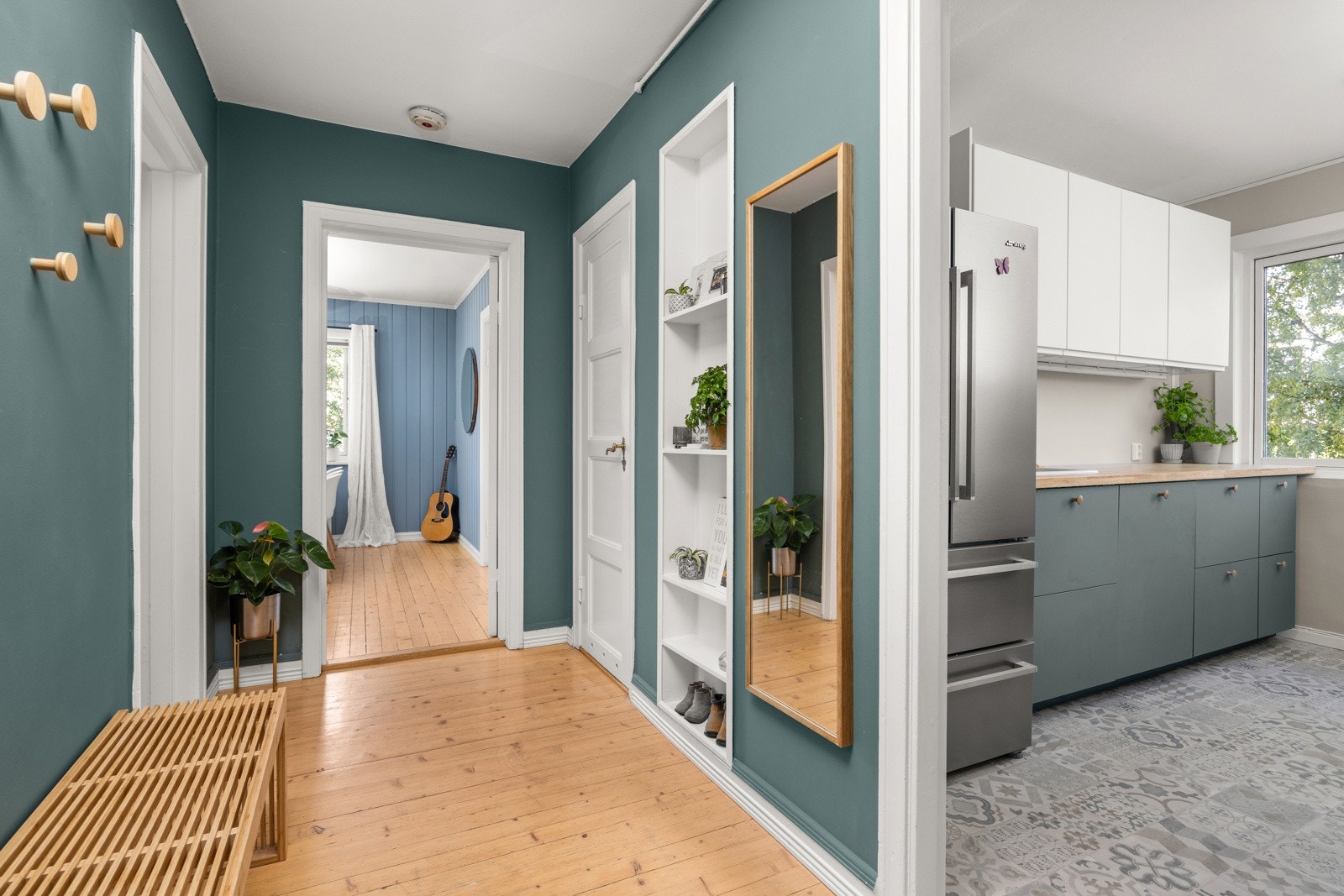 Lys og innbydende entré og gang Galleribilde