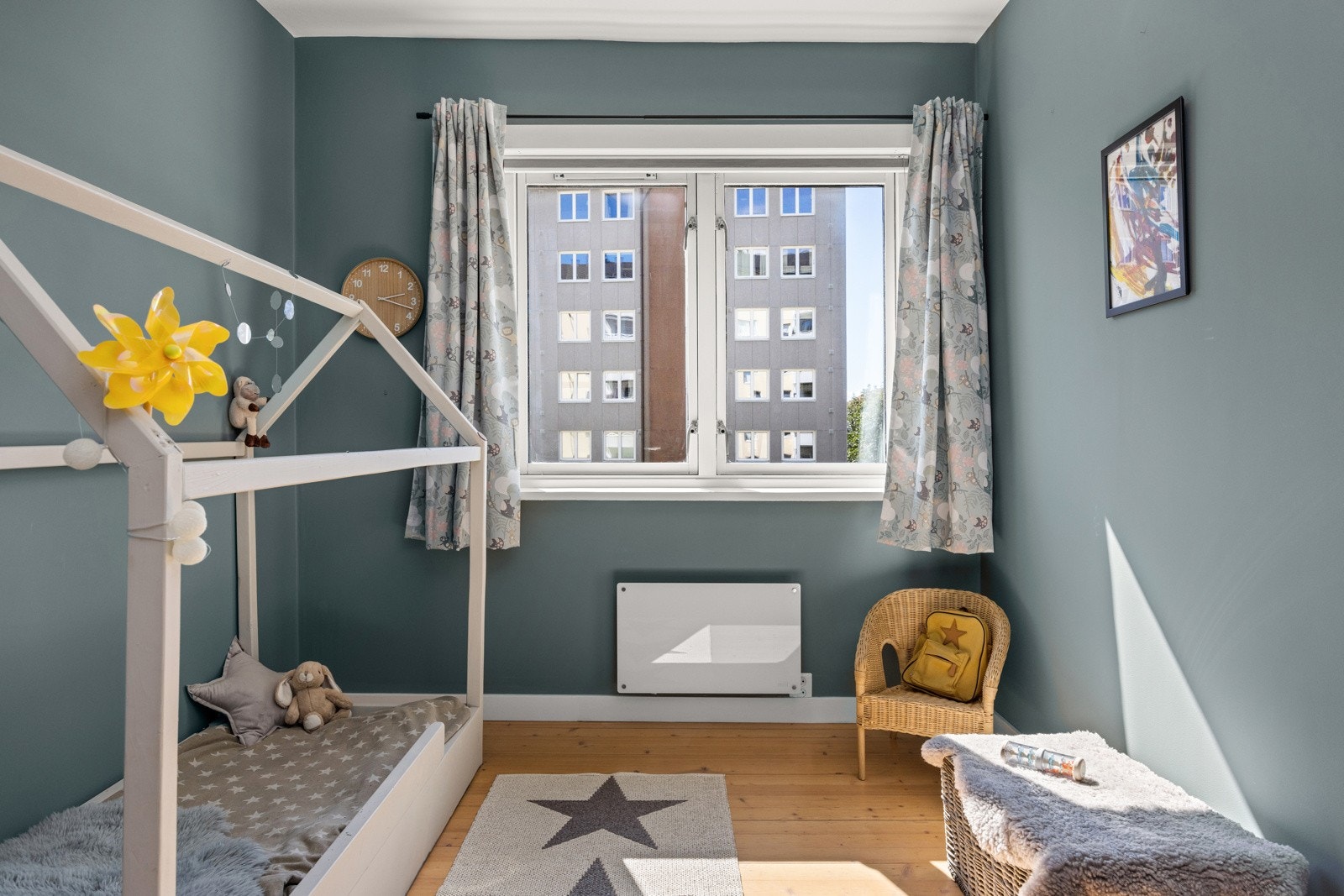 Soverom 2 med plass til seng, nattbord og garderobe. Galleribilde