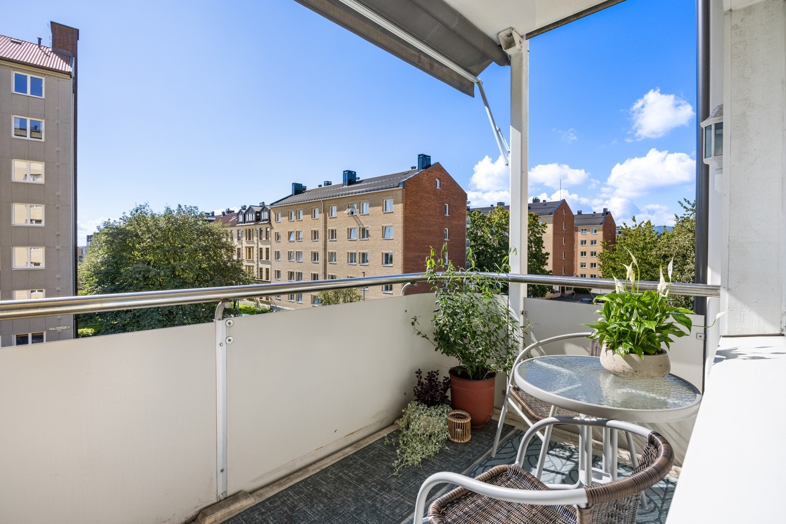 Solrik sydvestvendt balkong på 6 kvm med god plass til ønsket utemøblement Galleribilde