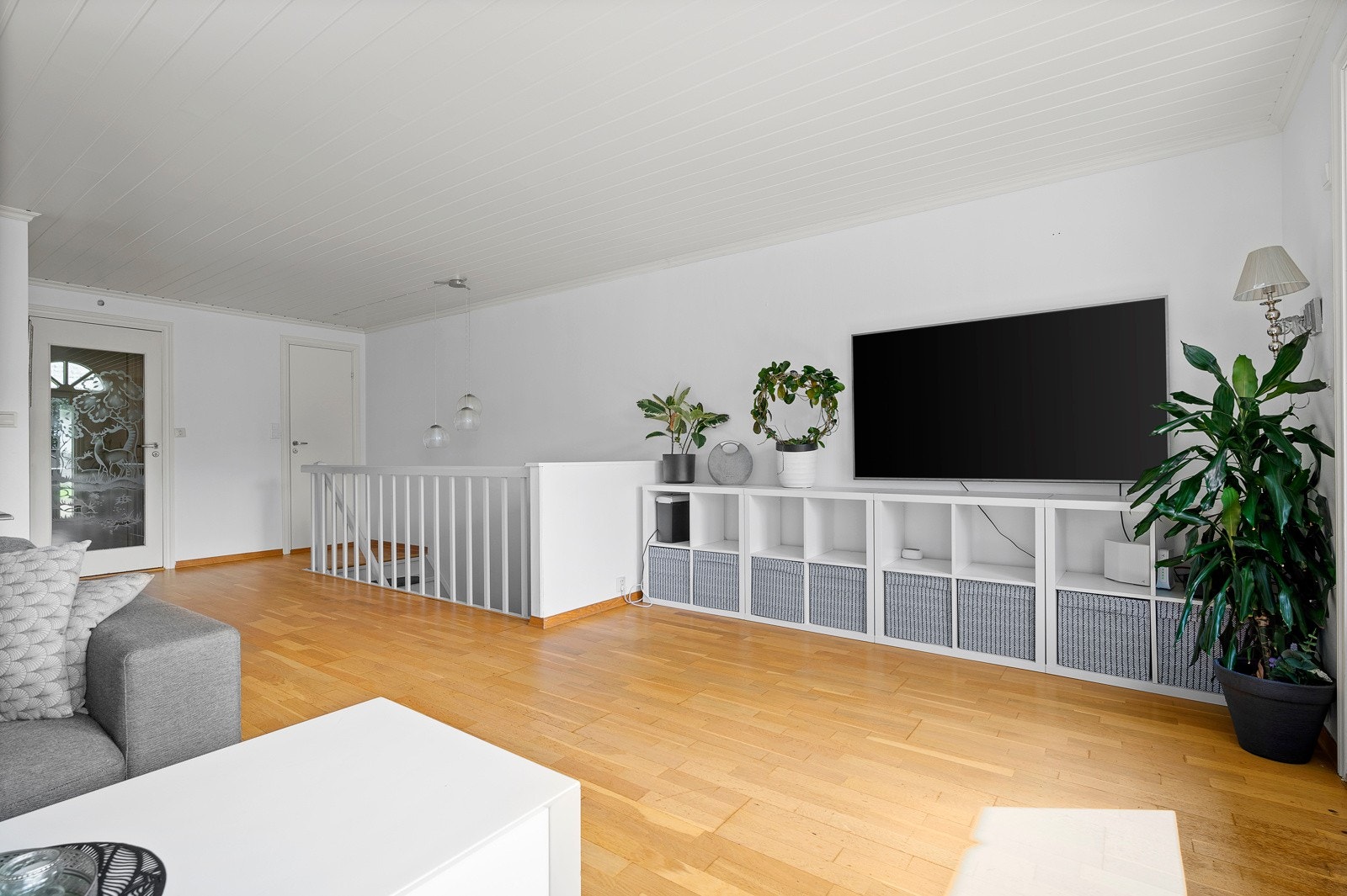 Stua er stor og lys Galleribilde