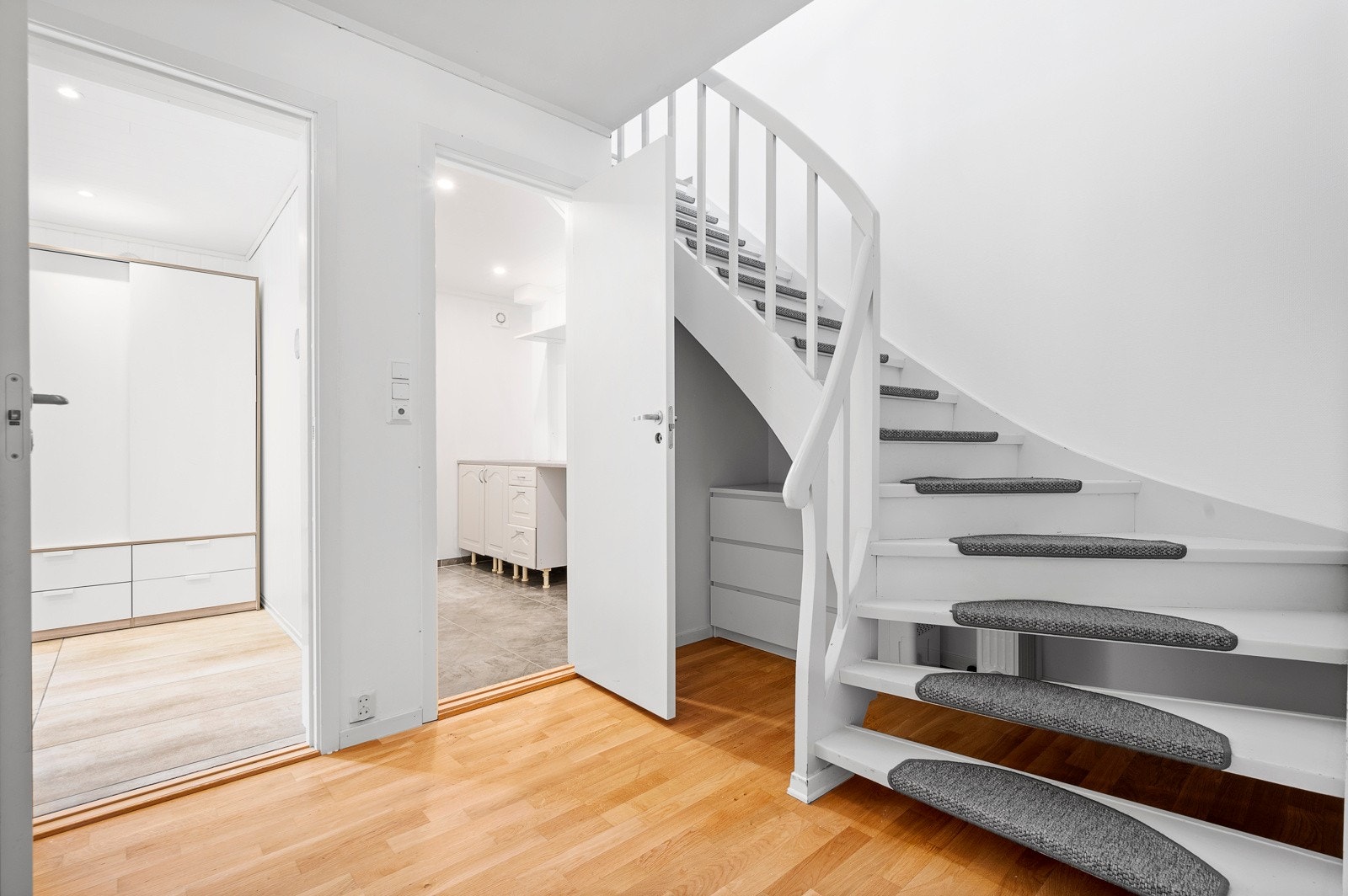 Trappen tar deg opp til 1. etasje Galleribilde