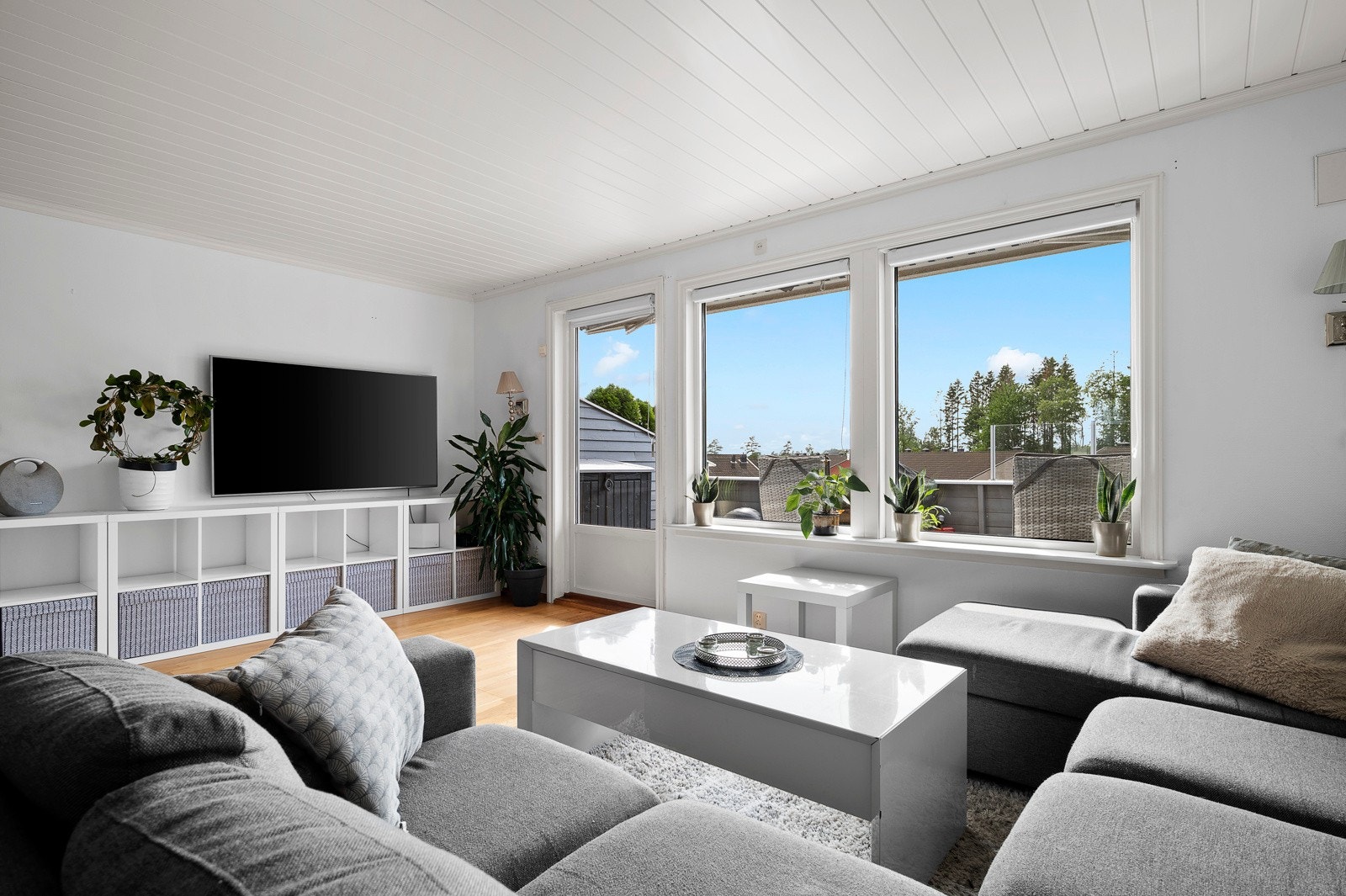 Fra stuen er det utgang til veranda Galleribilde