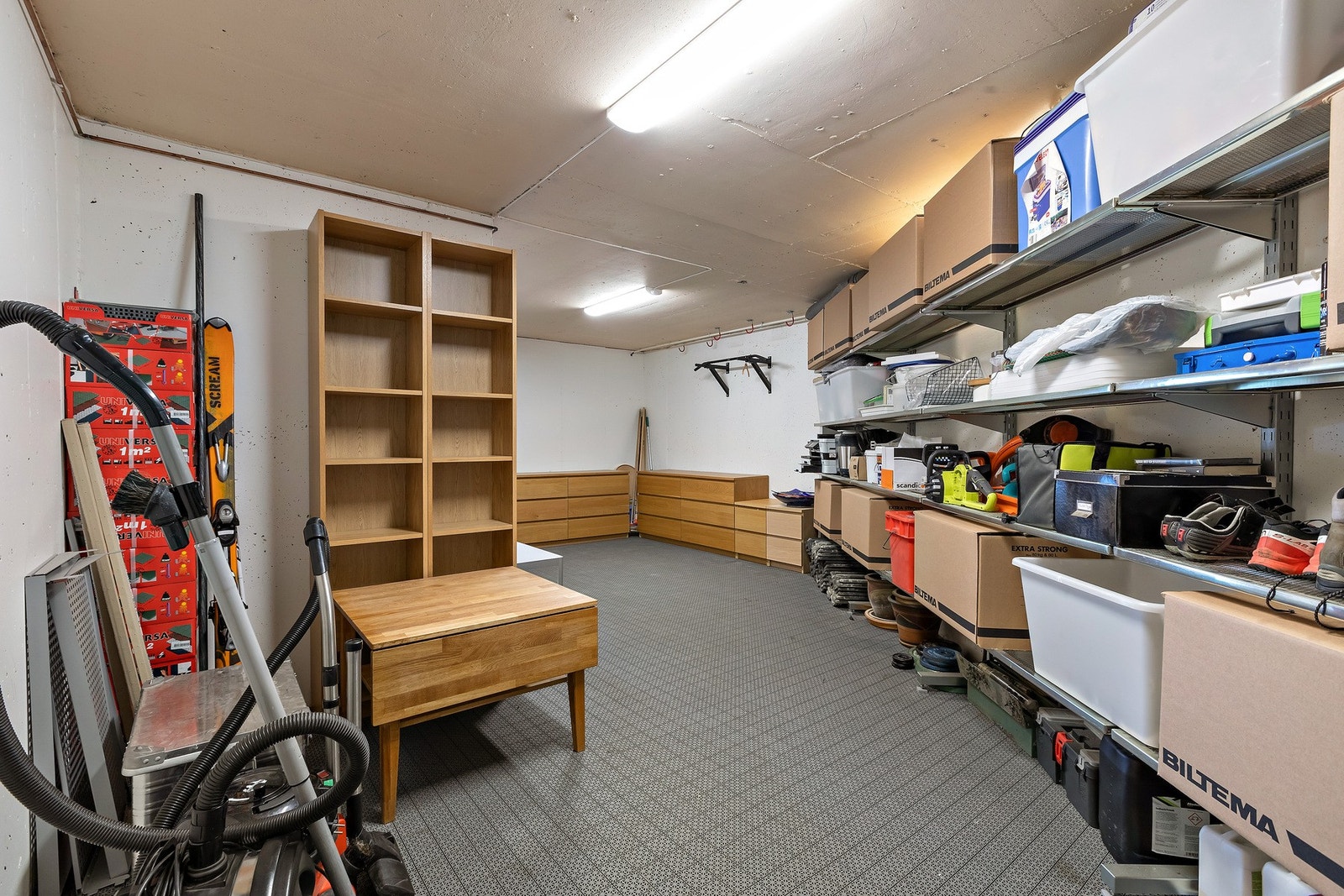 Denne boden på 22,5 kvm ligger bak garasjen. Galleribilde