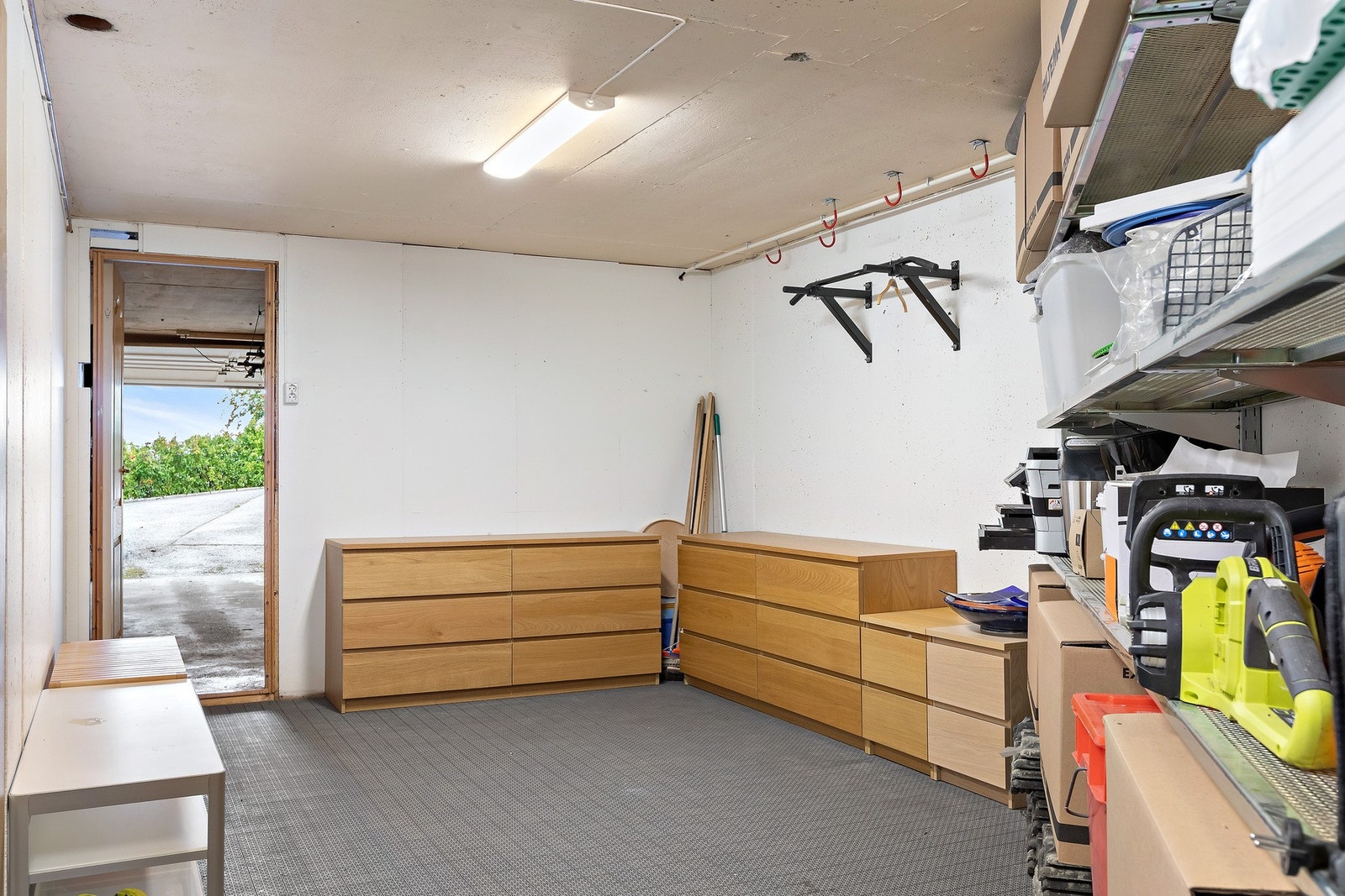 Fra boden har du en dør som går inn i garasjen. Her kan du gå tørrskodd til bilen. Galleribilde