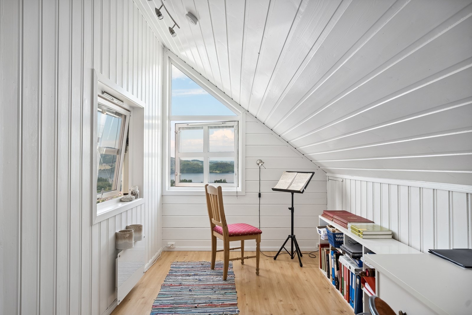 Alle soverommene er lyse og fine soverom som passer perfekt som barnerom, gjesterom eller kontor. Det ene soverommet er utstyrt med medfølgende garderobeskap. Galleribilde