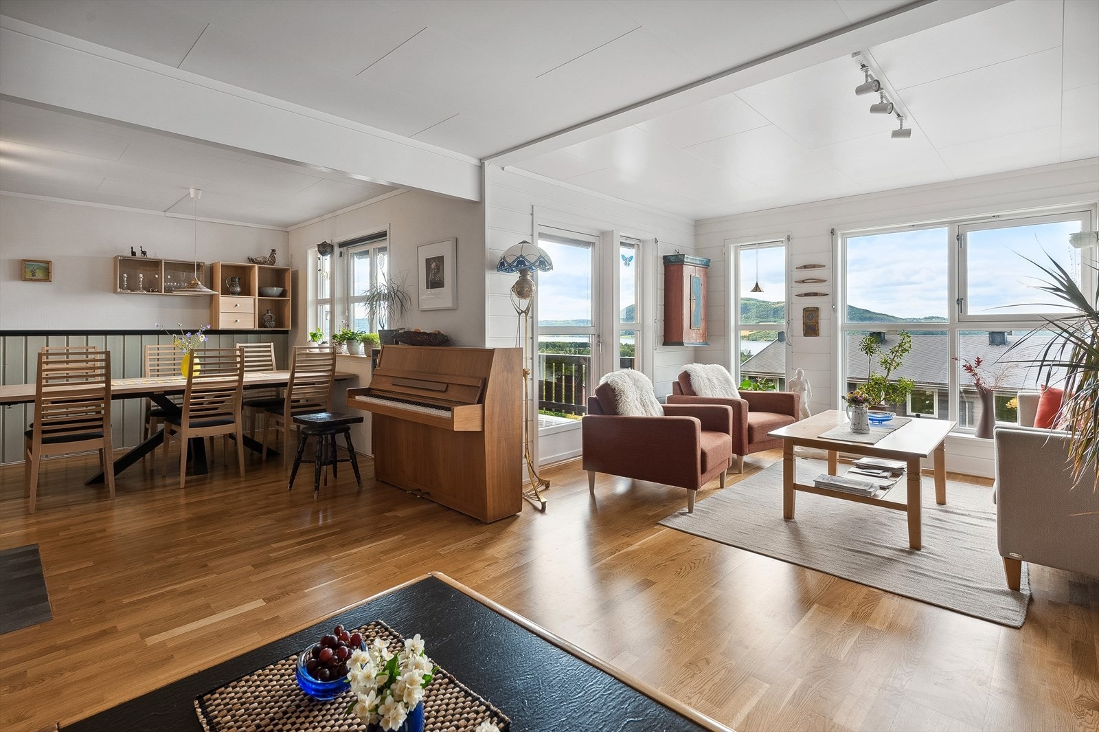 Stuen er det naturlige oppholdsrommet i boligen, og er et stort, lyst og fint rom. God standard med parkett på gulv og lysmalte overflater. Galleribilde