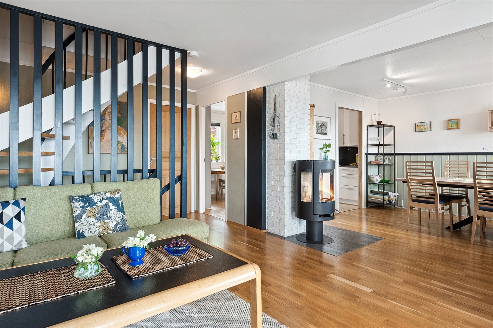 Som et fint midtpunkt i stuen har du en moderne vedovn som varmer godt på kalde høst- og vinterdager, samt bidrar til ekstra hygge. Galleribilde