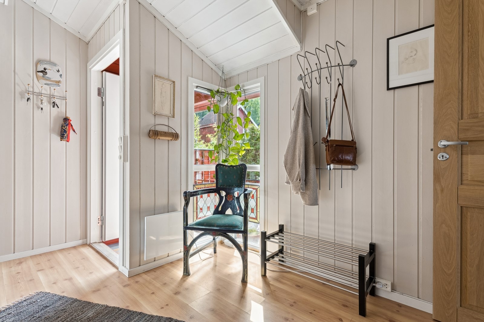 Når du entrer boligen kommer du inn i en lys, fin og praktisk entré. God plass til sko og yttertøy i stor skyvedørsgarderobe, samt ytterligere plass til oppheng, skoskap eller kommoder. Fra entréen har du adkomst til en bod med ytterligere lagrinsplass. Galleribilde