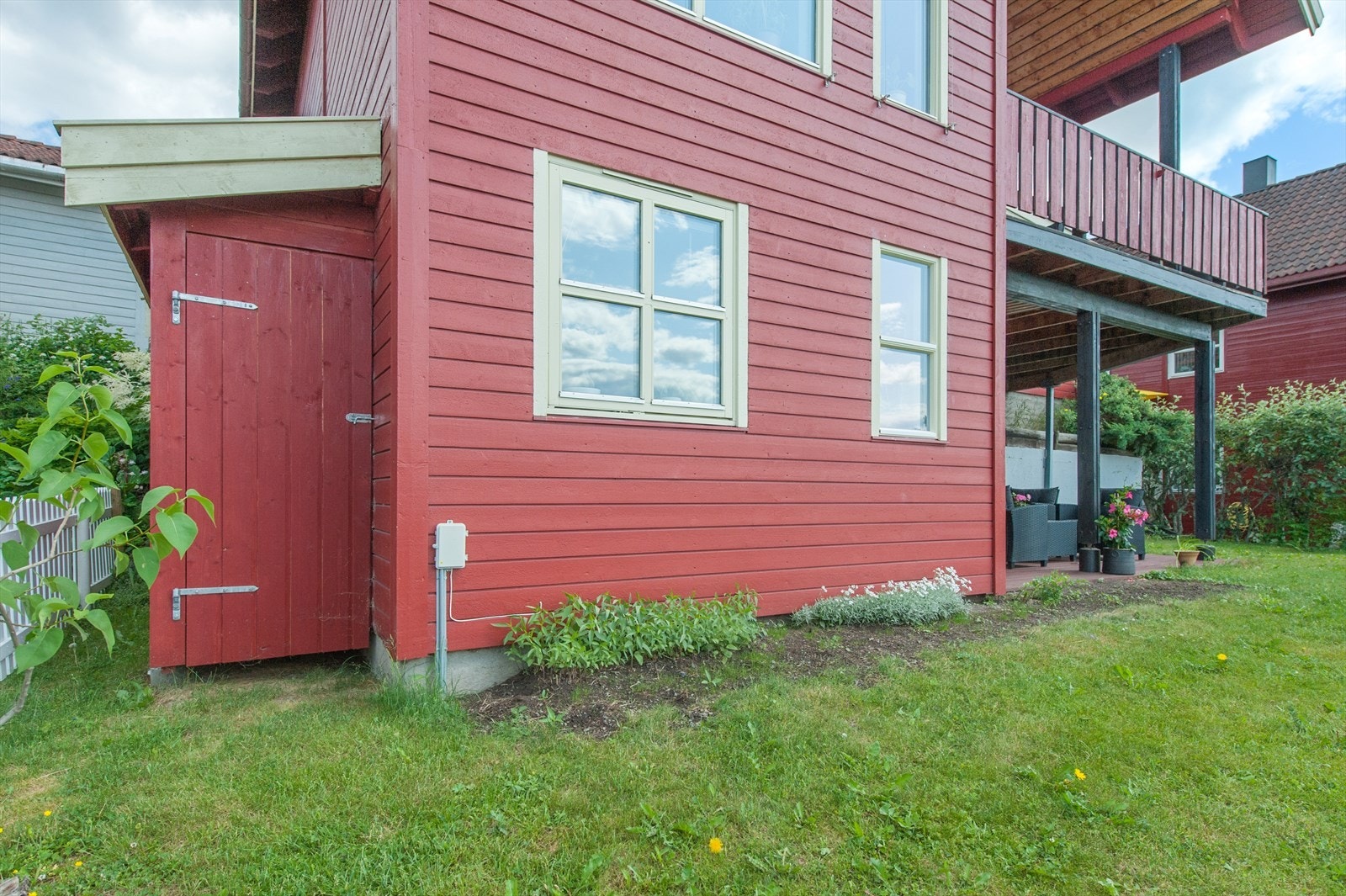 Fra stuen i underetasjen har du utgang til en overbygget platting på ca. 13m². Galleribilde