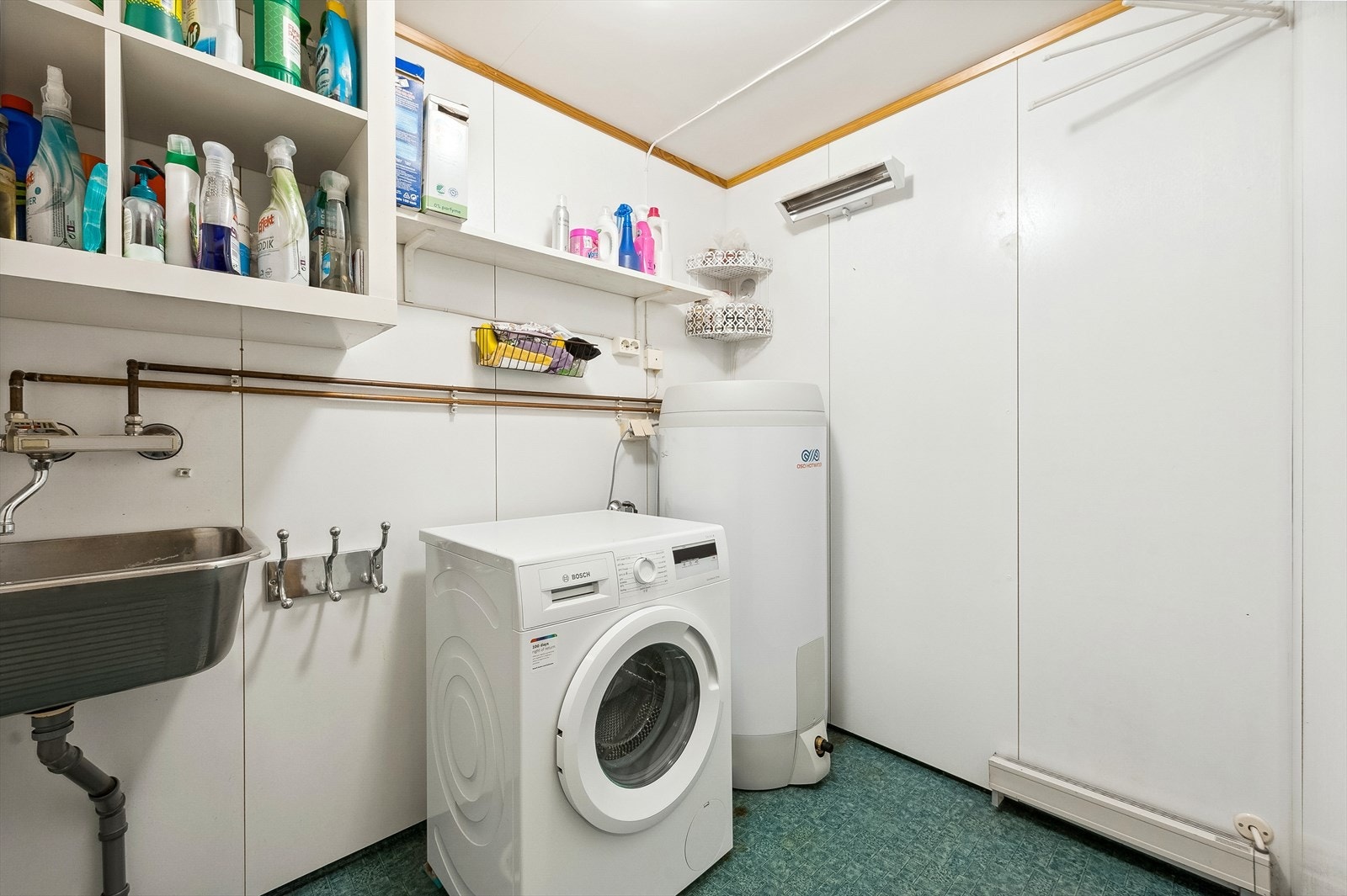 I underetasjen har du også et lyst og praktisk eget vaskerom. Vaskerommet har belegg på gulv, lyse våtromsplater på veggene og ventilasjonsvifte. Rommet er utstyrt med utslagskum, opplegg for vaskemaskin og varmtvannsbereder fra 2020. Galleribilde