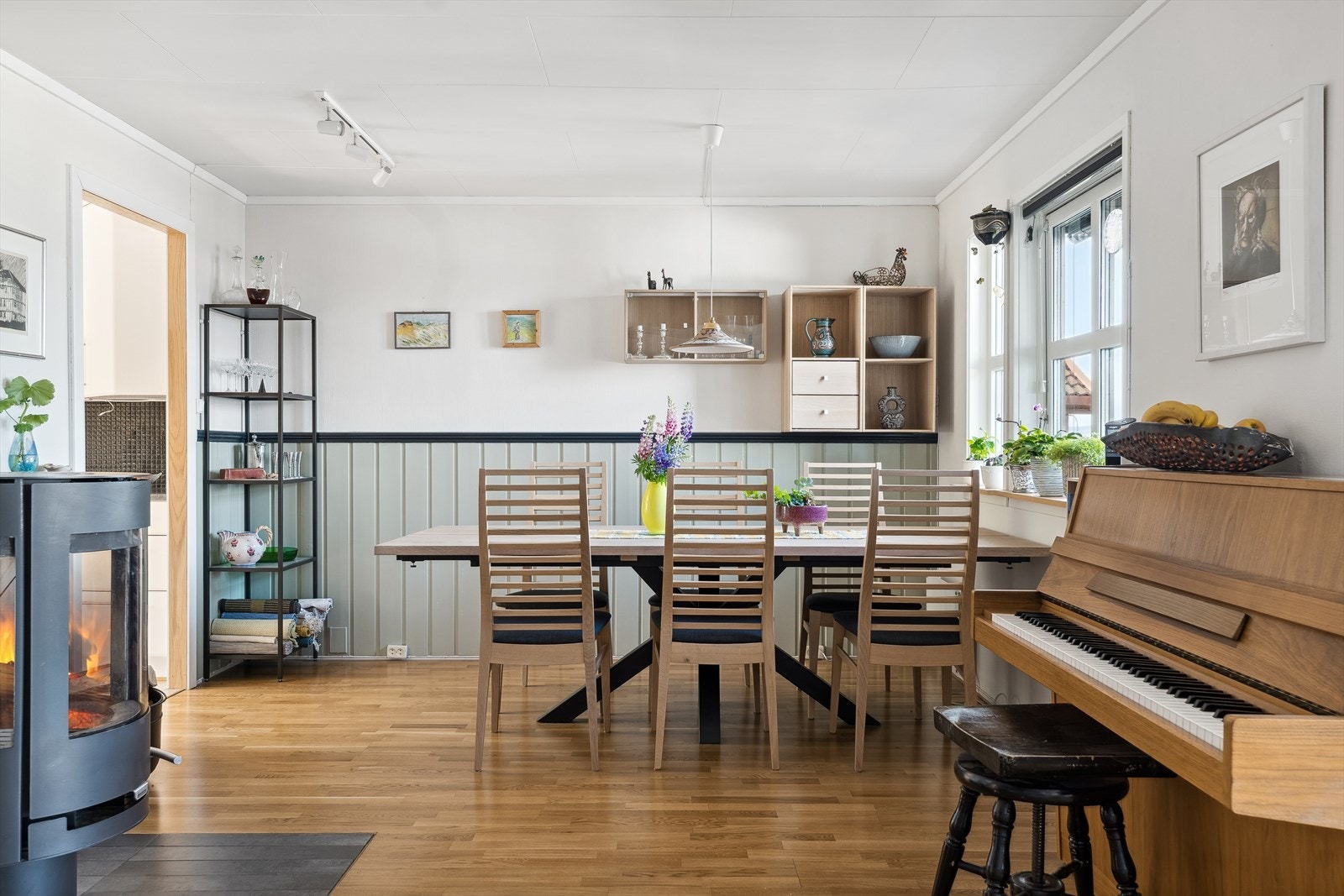 Stuen er romslig med god plass til flere ulike sittegrupper etter eget ønske og behov. Galleribilde