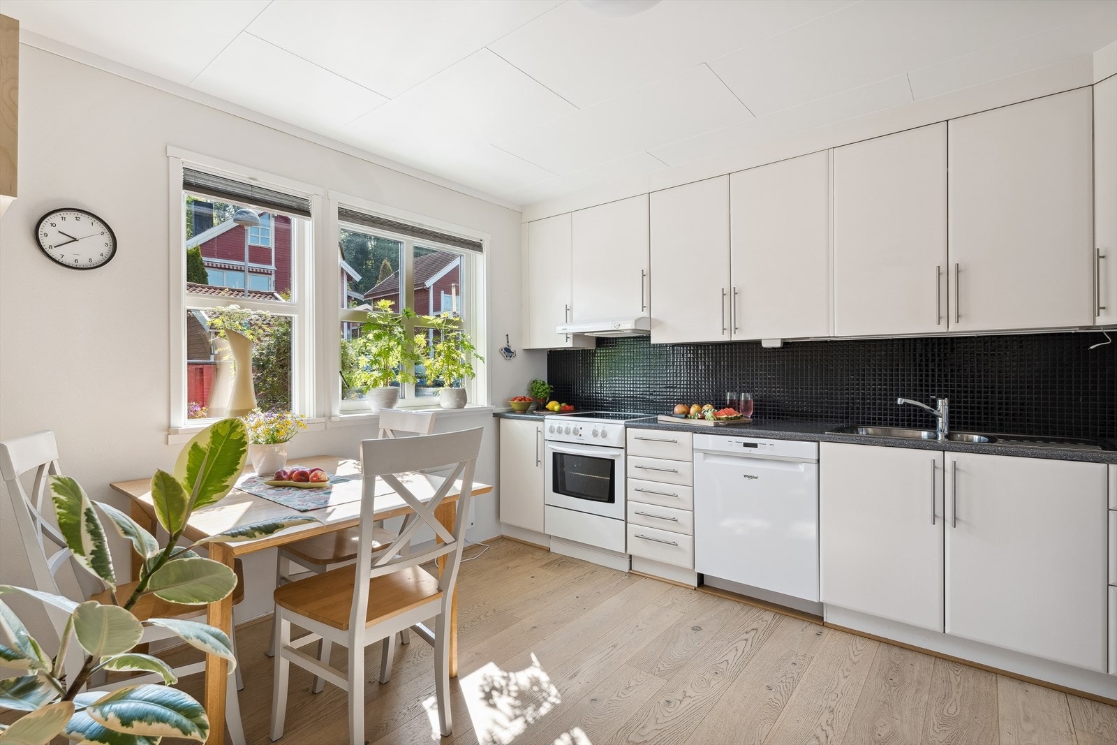 Kjøkkenet ligger i et eget rom i naturlig tilknytning til spisestuen. På kjøkkenet har du plass til et koselig frokostbord som gjør at også kjøkkenet blir et naturlig oppholdsrom og samlingspunkt. Galleribilde