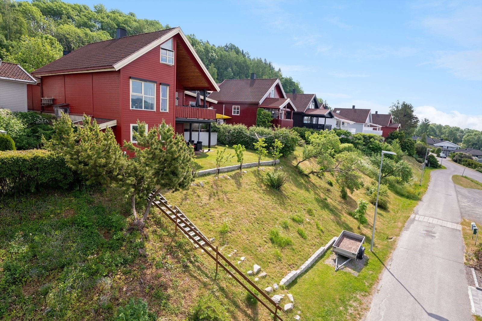 Eiendommen ligger i et barnevennlig og rolig boligområde på Mørkvedjordet, ca. 2 km utenfor Brumunddal sentrum. Galleribilde