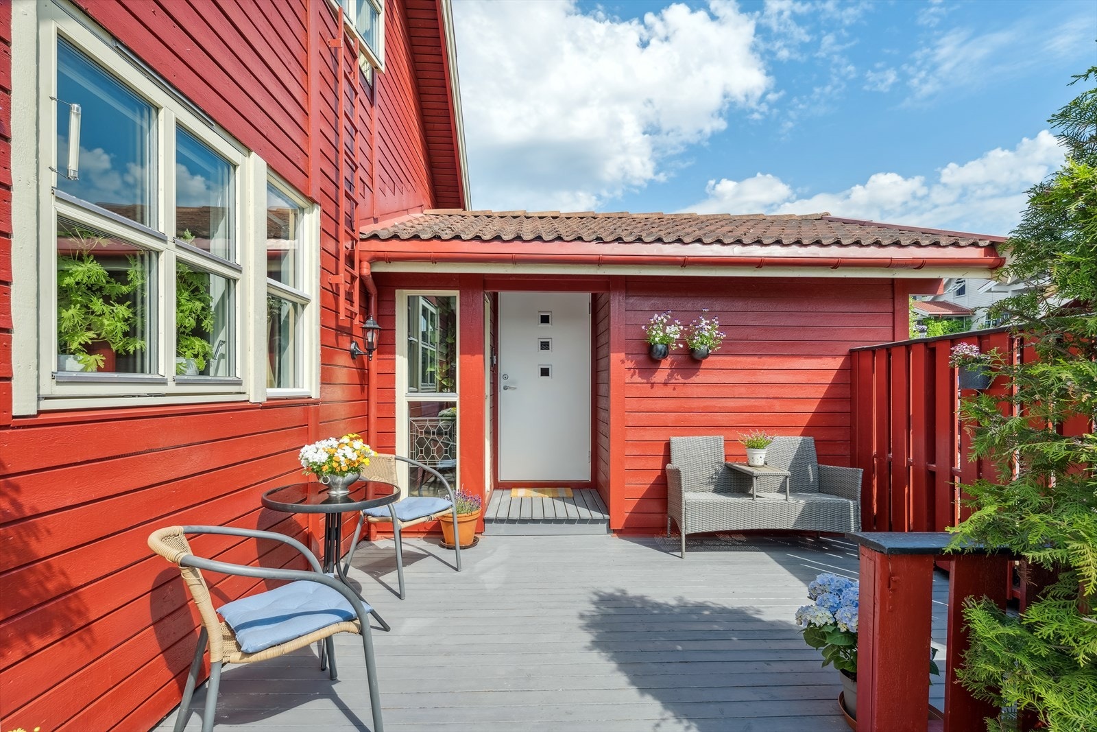 Terrassen har impregnerte terrassebord på gulv og god plass til sittegruppe etter eget ønske og behov. Fra terrassen har du overbygget inngangsparti inn til boligen. Galleribilde