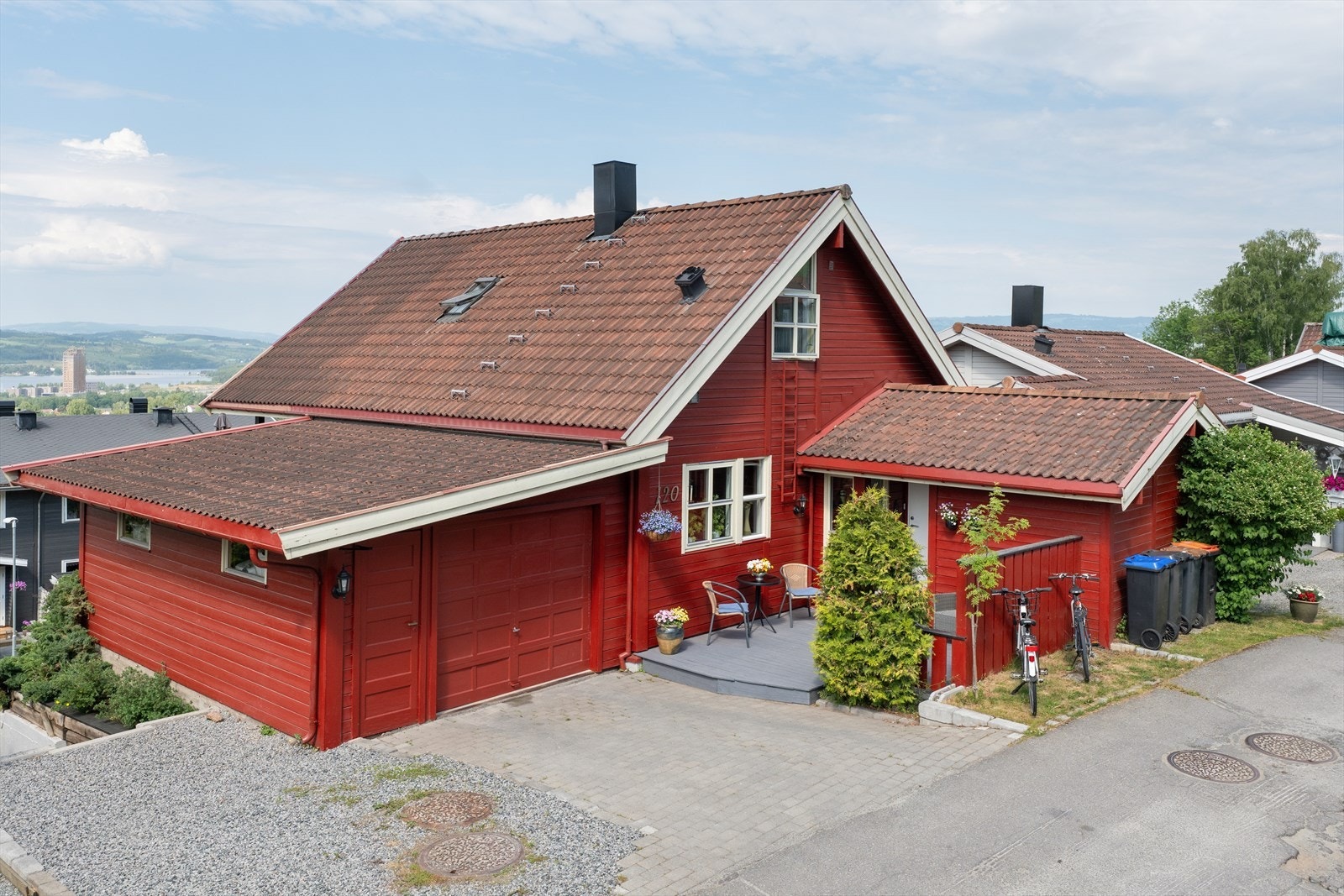 Du ønskes velkommen inn via en hyggelig terrasse på ca. 13m². Utvendig inntilbygget bod og inntilbygget garasje med elbil-lader. Galleribilde