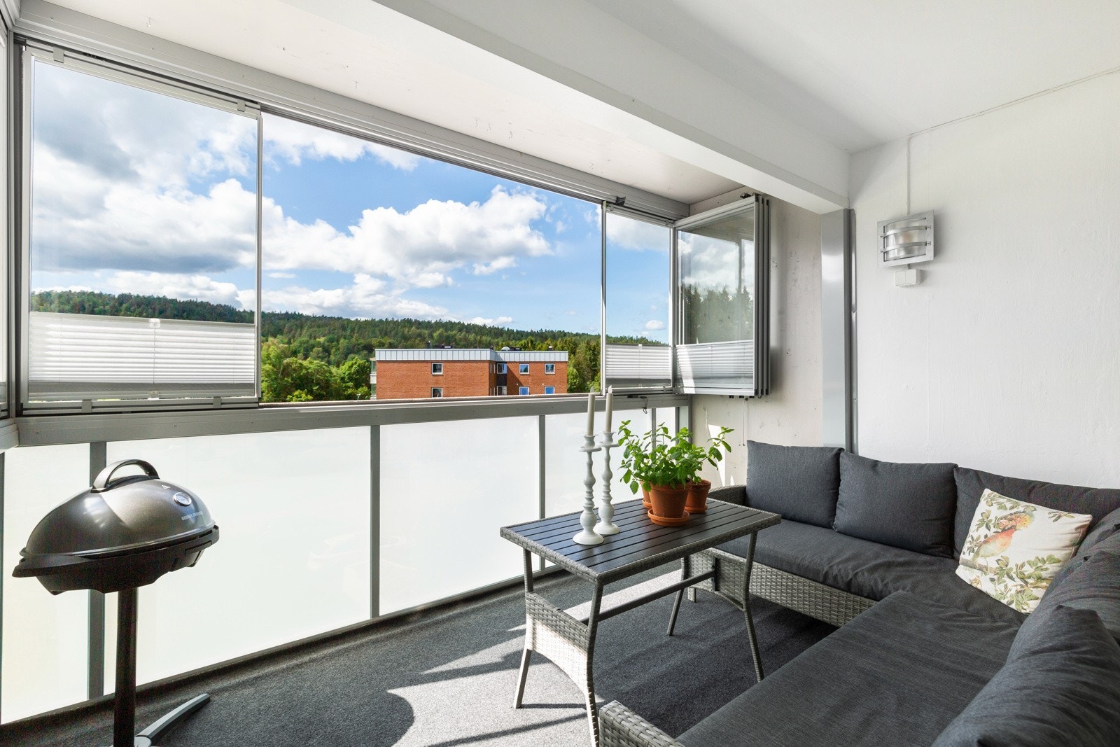 En innbydene og lettstelt leilighet i andre etasje med solrik og innglasset balkong. Galleribilde