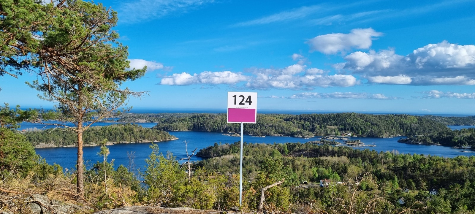 Alle våre tomter er merket med nummerskilt som viser hvilke priskategori tomten er i. Ved hjelp av prospektet får du nøkkelferdig pris på over 20 hytter mens du står på tomta. Galleribilde