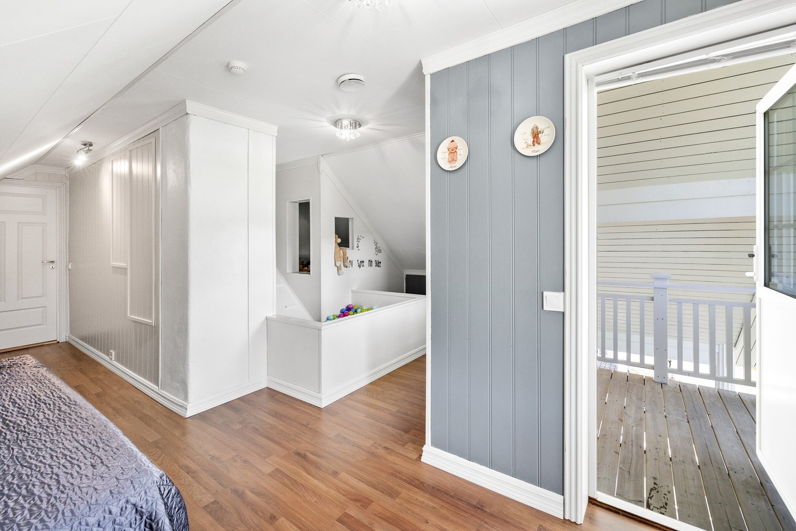 2.etasje består av trapperom, gang, bad, 3 soverom og loftstue/soverom Galleribilde