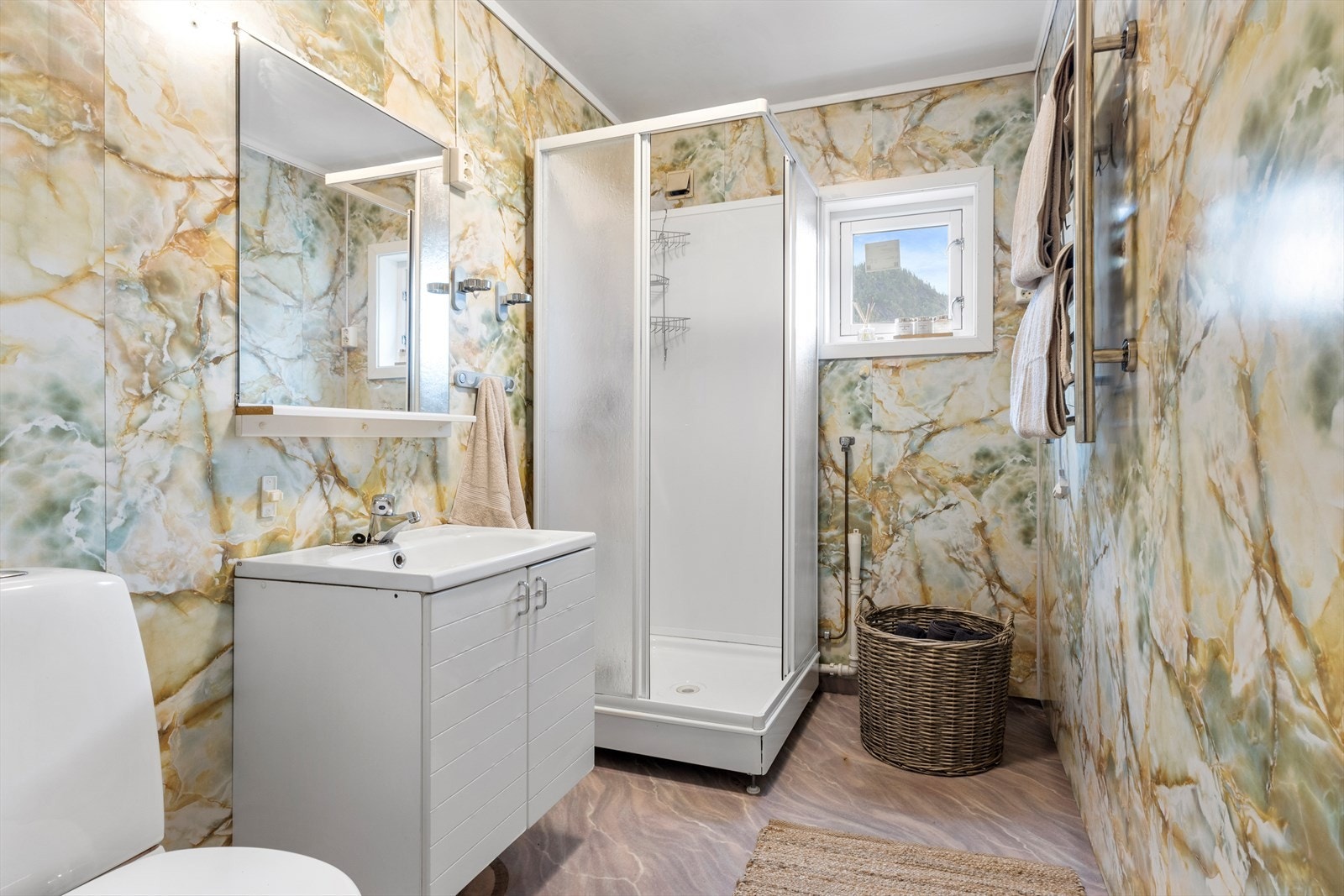 Badet er av eldre dato, men dette rommet er også god av størrelse. Galleribilde