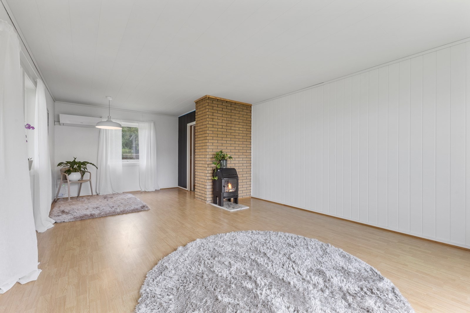 Fra stue mot spisestue. Vedovn og varmepumpe. Galleribilde