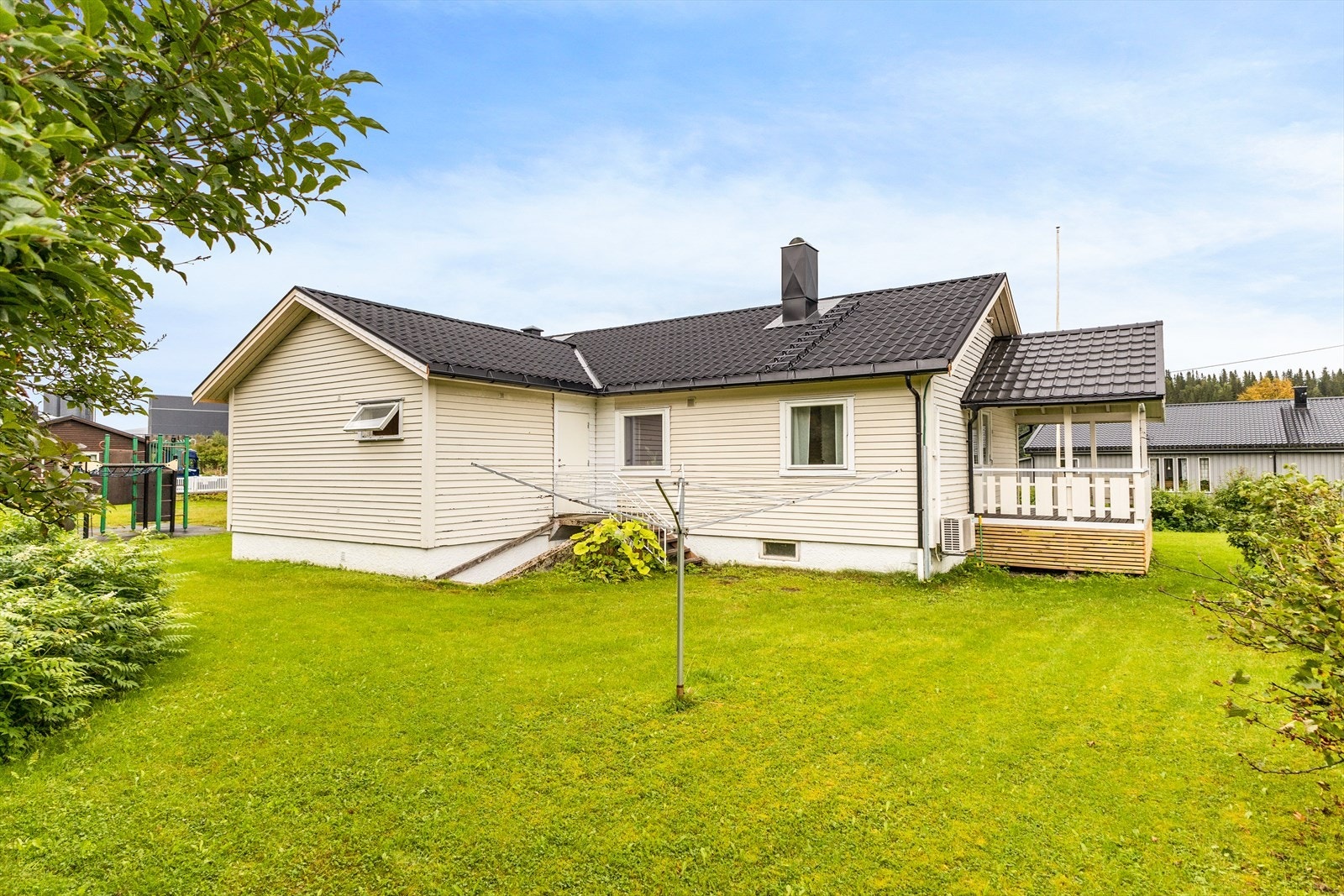 Meget barnevennlige omgivelser. Boligen grenser til lekeplass på en av sidene. Galleribilde