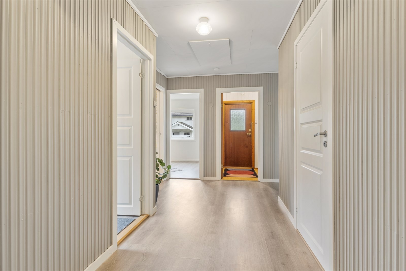 Nylig oppfrisket hall. Nymalt og flere innvendige dører er skiftet ut. Galleribilde