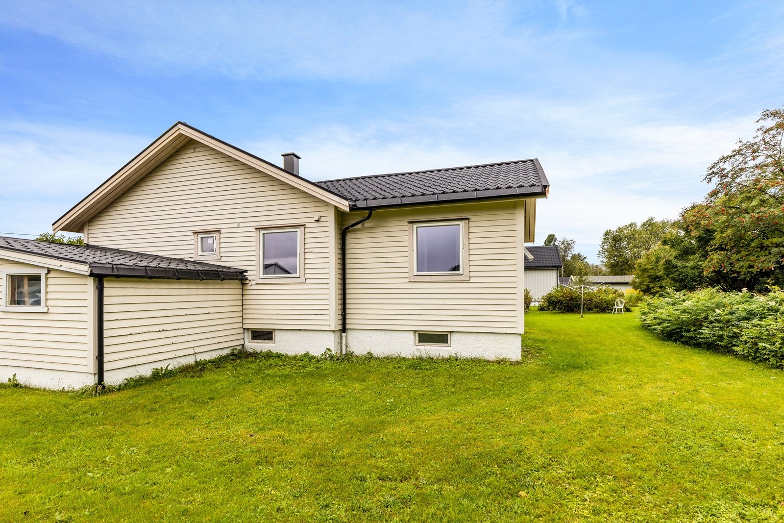 Mot hage og fasade. Galleribilde