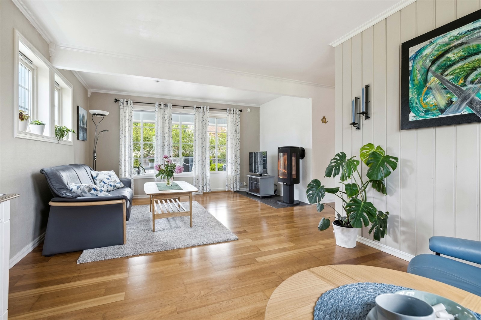 Moderne vedovn som varmer godt på kalde dager. Galleribilde