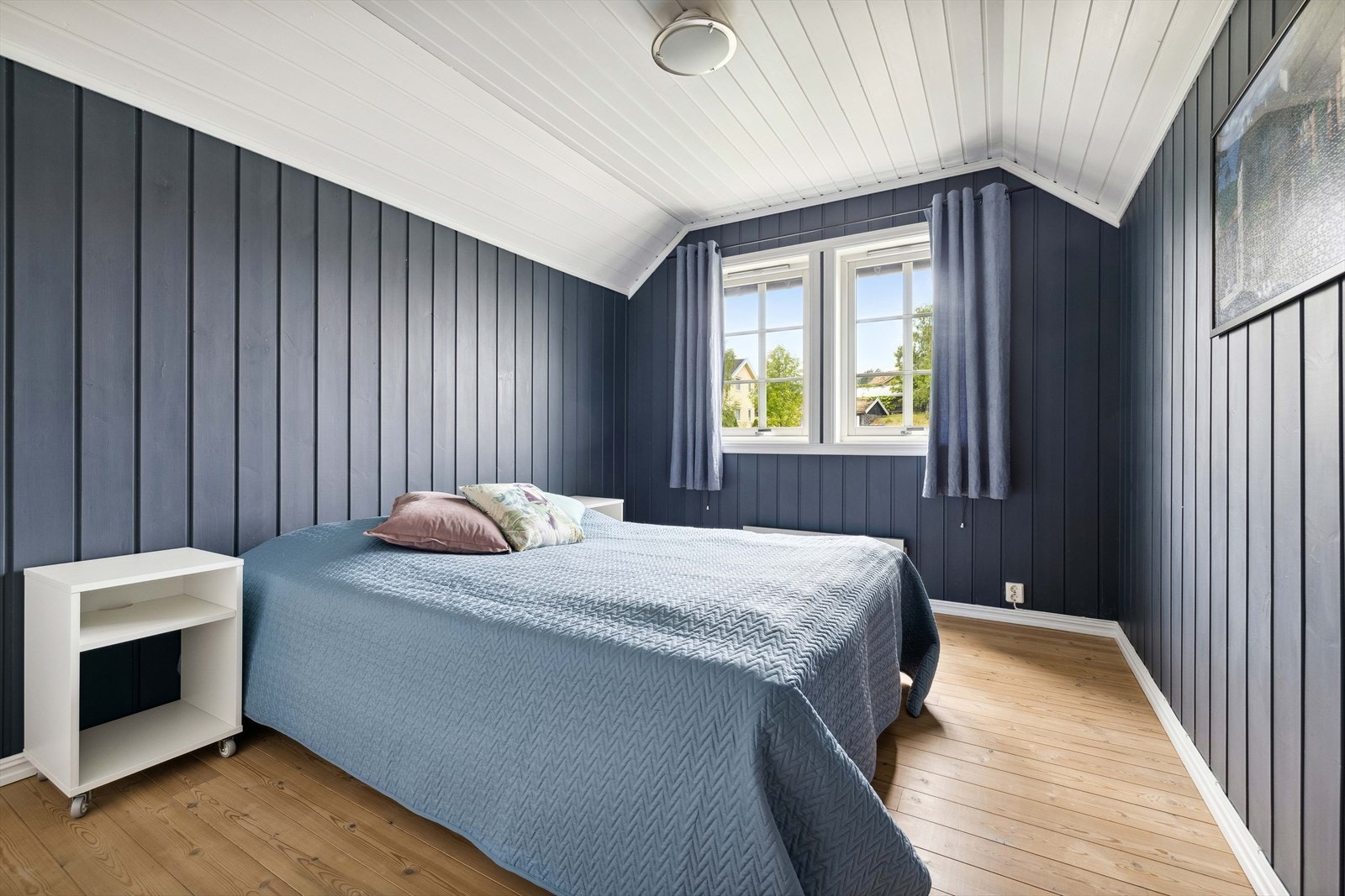 Boligen er i dag innredet med 3 soverom og alle ligger i loftsplanet. Galleribilde