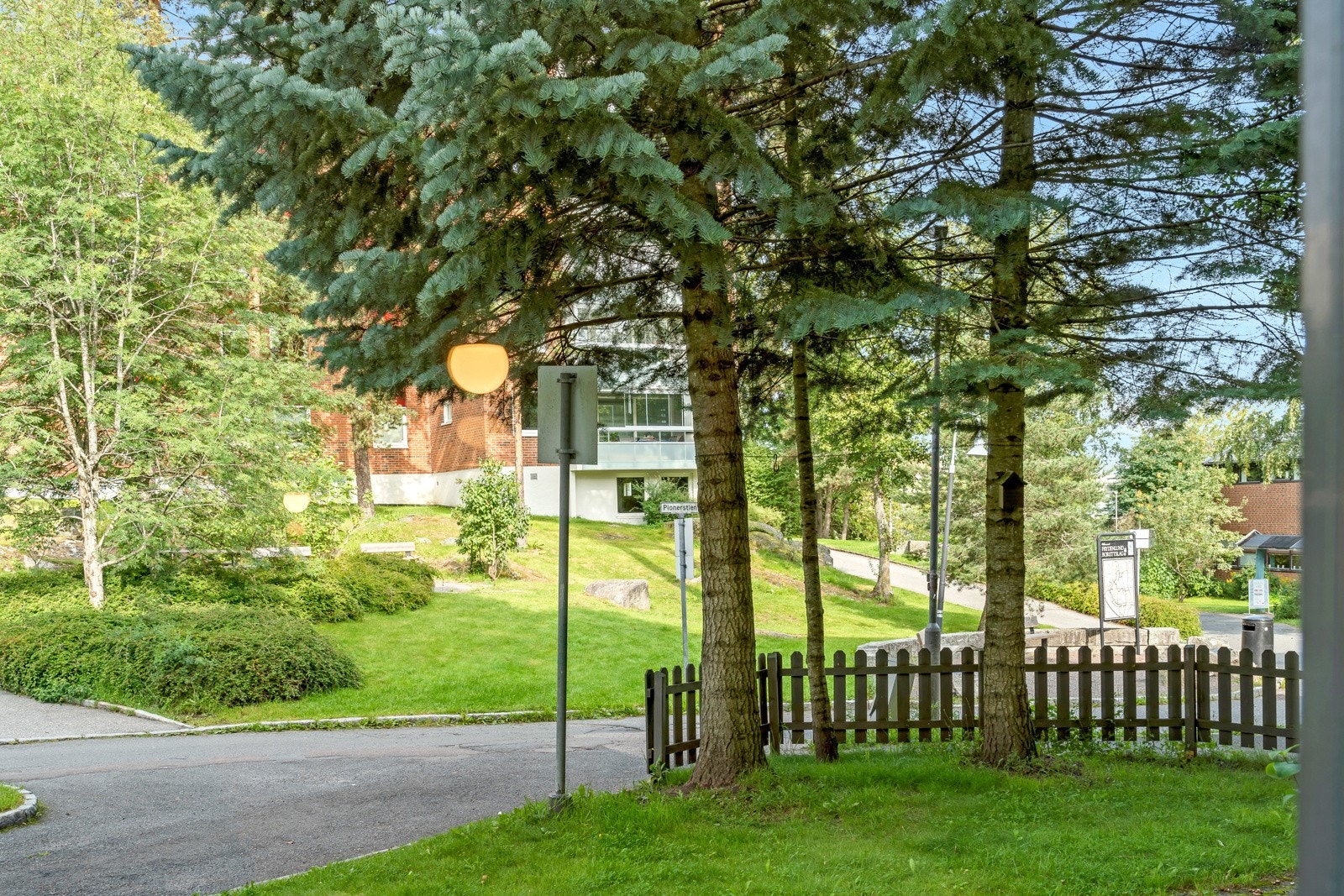 Fine grøntarealer rundt boligen. Galleribilde