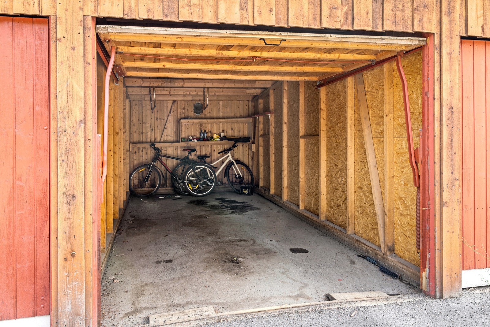 Romslig garasjeplass. Galleribilde