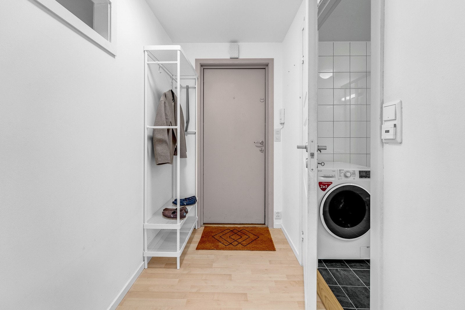 Inngangsparti med plass for sko og yttertøy. Galleribilde