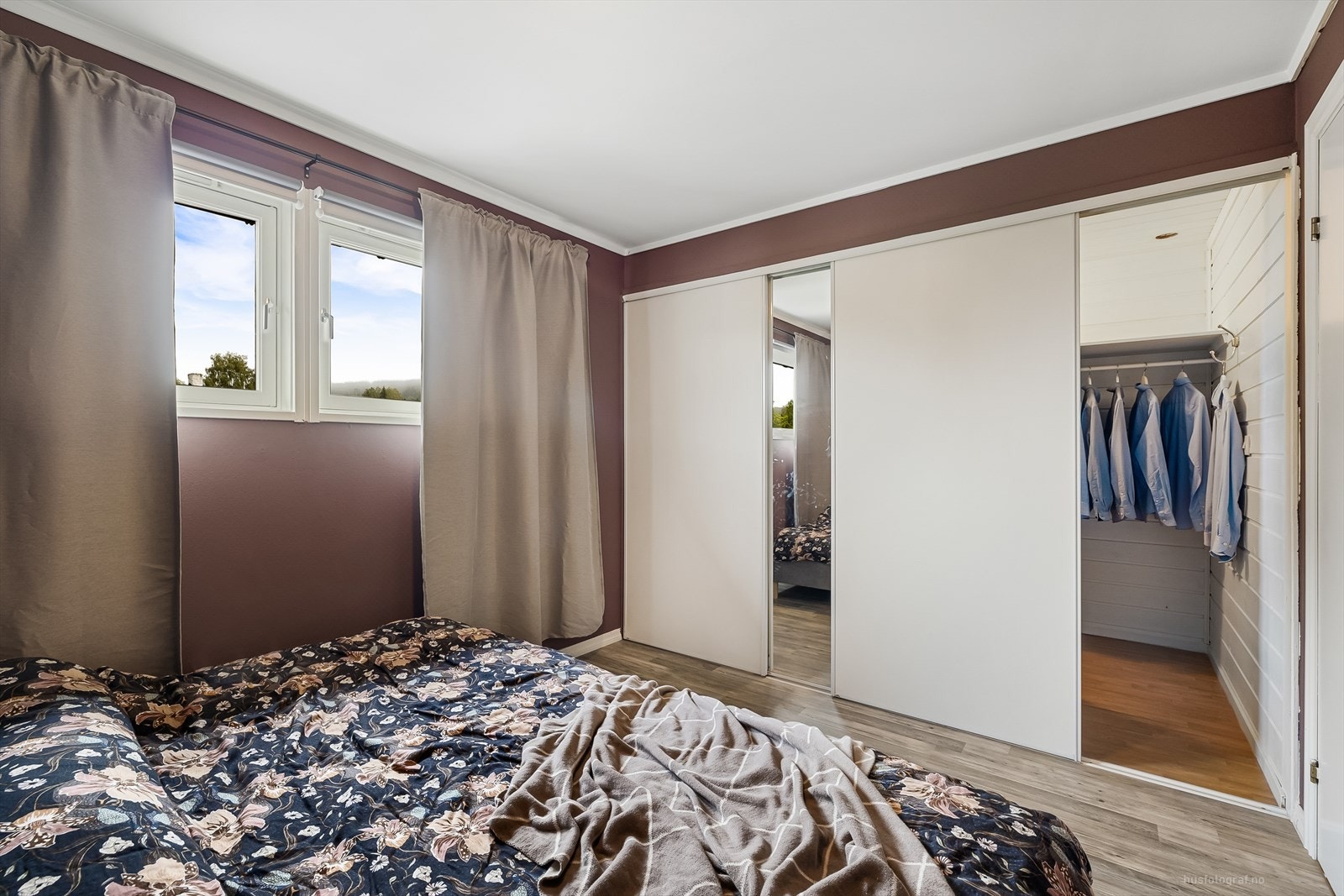 Hovedsoverommet har meget romslig walk in closet. Galleribilde