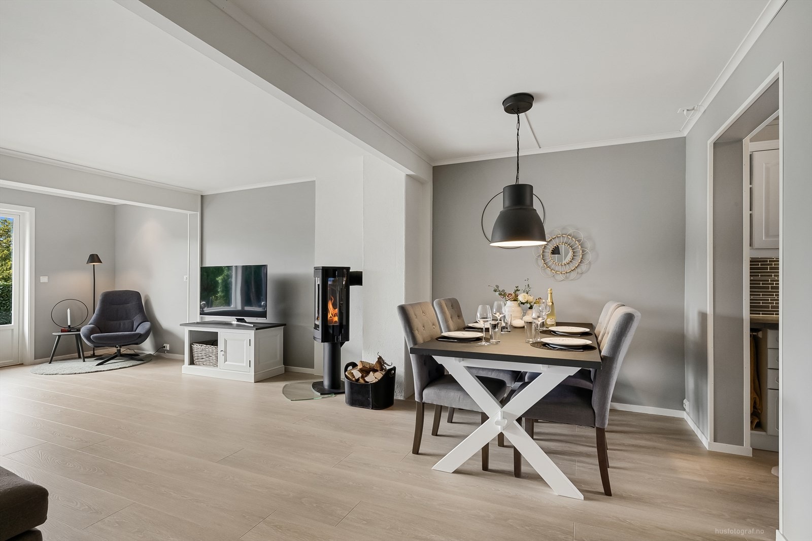 Stue med koselig peis Galleribilde