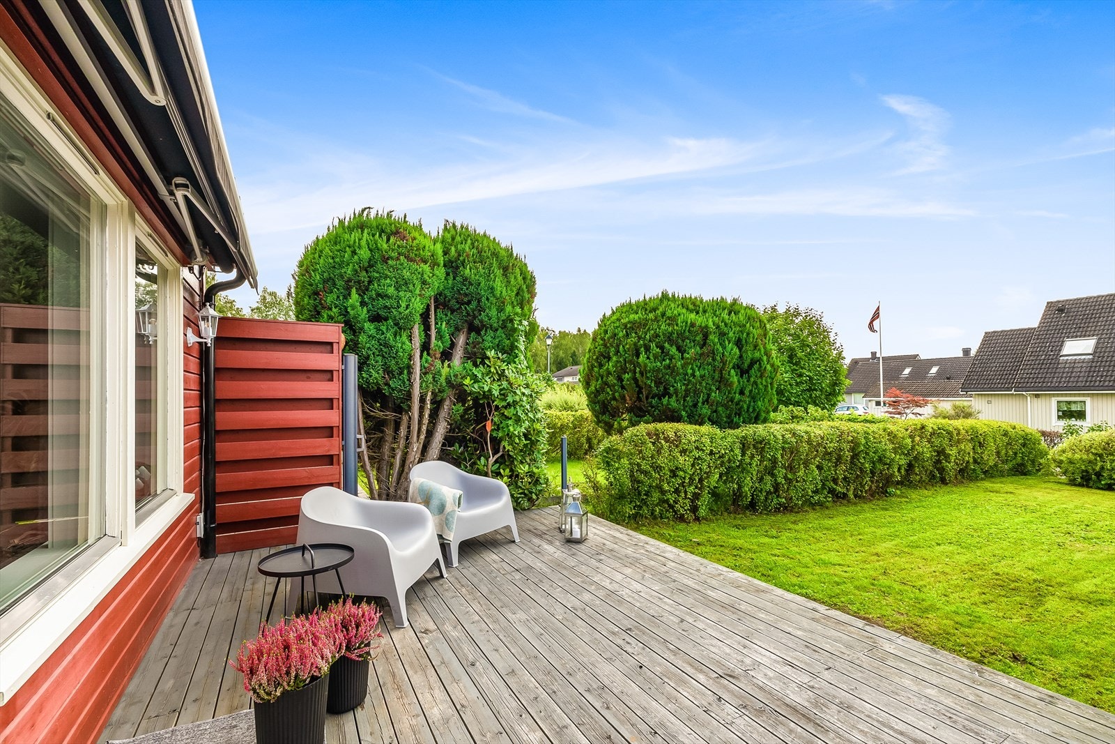 Terrasse og hage med gode solforhold Galleribilde