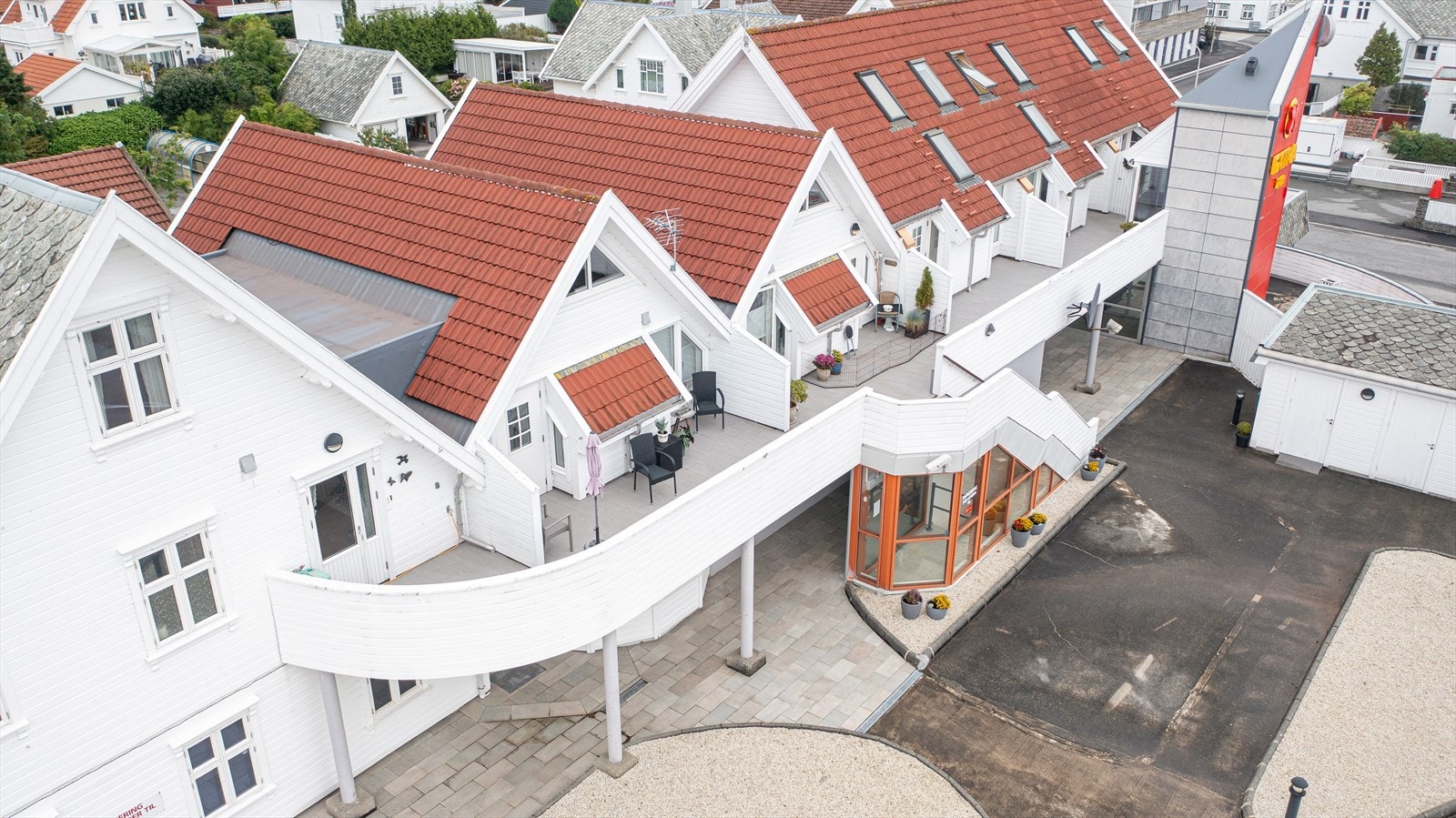 Leiligheten har 2 innganger, den ene fra parkeringsplassen og den andre inn på hovedplan Galleribilde