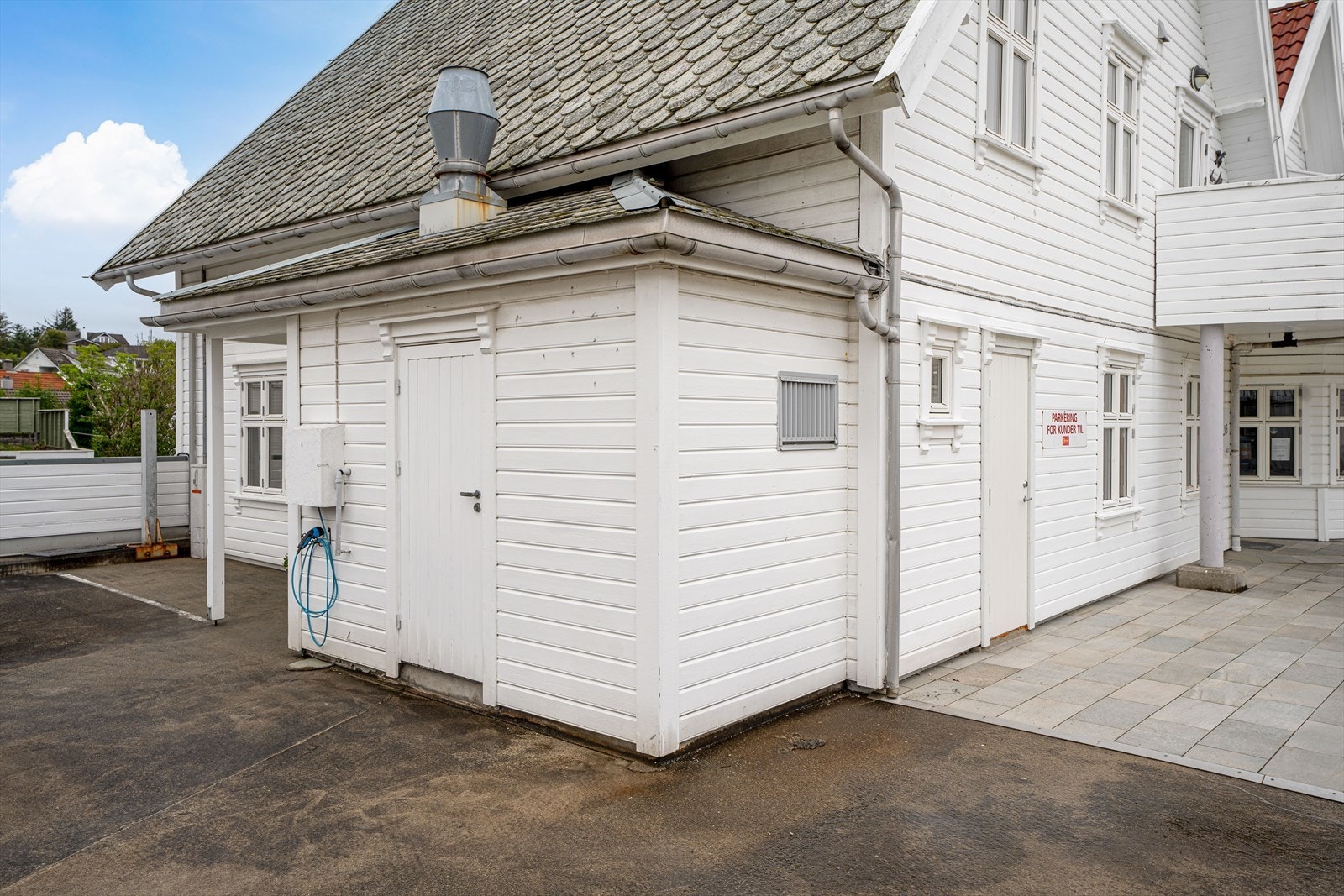 Inngang fra bakkeplan Galleribilde