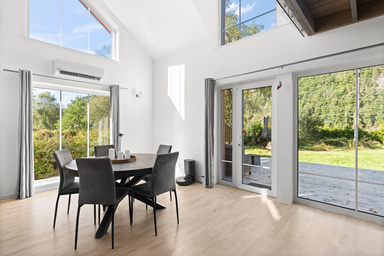 Fra stue er det utgang til terrasse og uteområdet Galleribilde