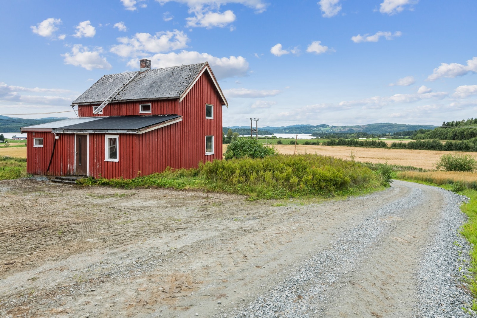 Boligen ligger veldig fint og skjermet til med nydelig utsikt utover bygda og Movatnet. Galleribilde