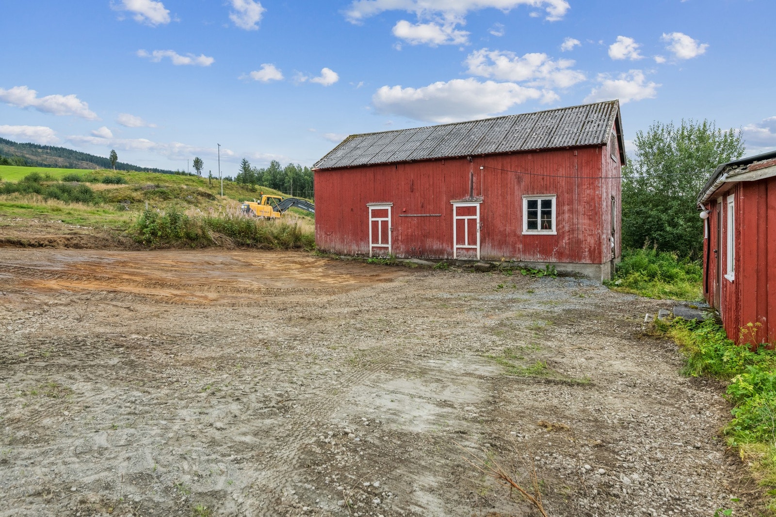 God plass til parkering på gårdsplassen utenfor boligen. Galleribilde